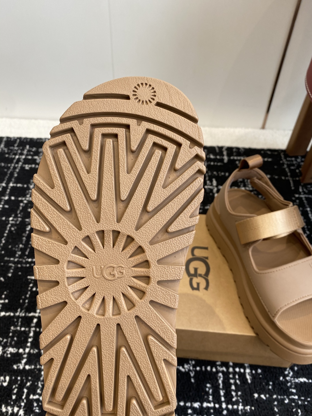 东莞代购级
UGG 25ss 厚底 凉鞋 可调节鞋面束带，设计方便穿脱双层高密度泡棉鞋内底

耐磨中底以