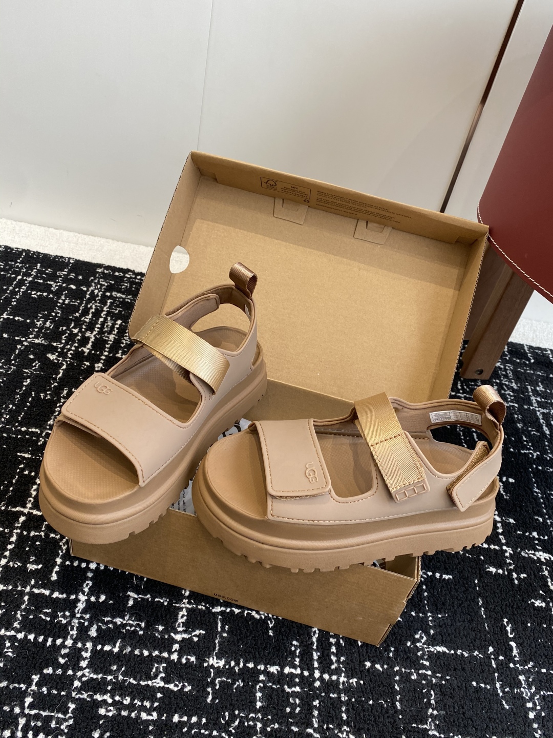东莞代购级
UGG 25ss 厚底 凉鞋 可调节鞋面束带，设计方便穿脱双层高密度泡棉鞋内底

耐磨中底以