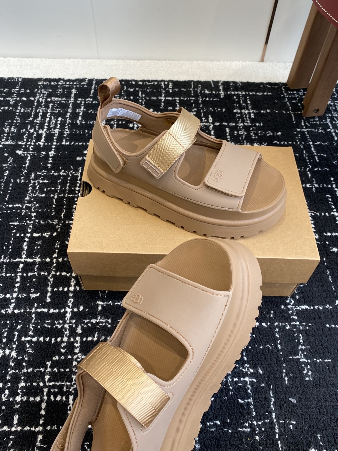 东莞代购级
UGG 25ss 厚底 凉鞋 可调节鞋面束带，设计方便穿脱双层高密度泡棉鞋内底

耐磨中底以