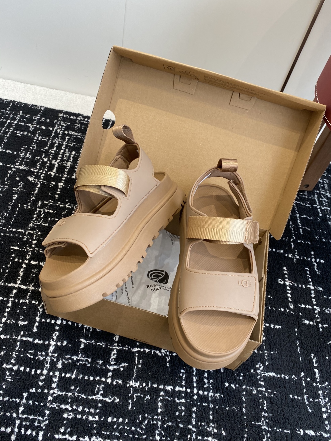 东莞代购级
UGG 25ss 厚底 凉鞋 可调节鞋面束带，设计方便穿脱双层高密度泡棉鞋内底

耐磨中底以