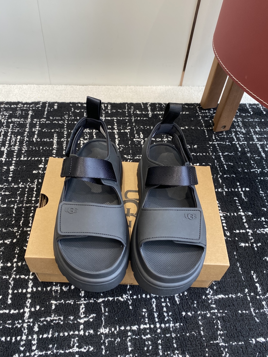 东莞代购级
UGG 25ss 厚底 凉鞋 可调节鞋面束带，设计方便穿脱双层高密度泡棉鞋内底

耐磨中底以