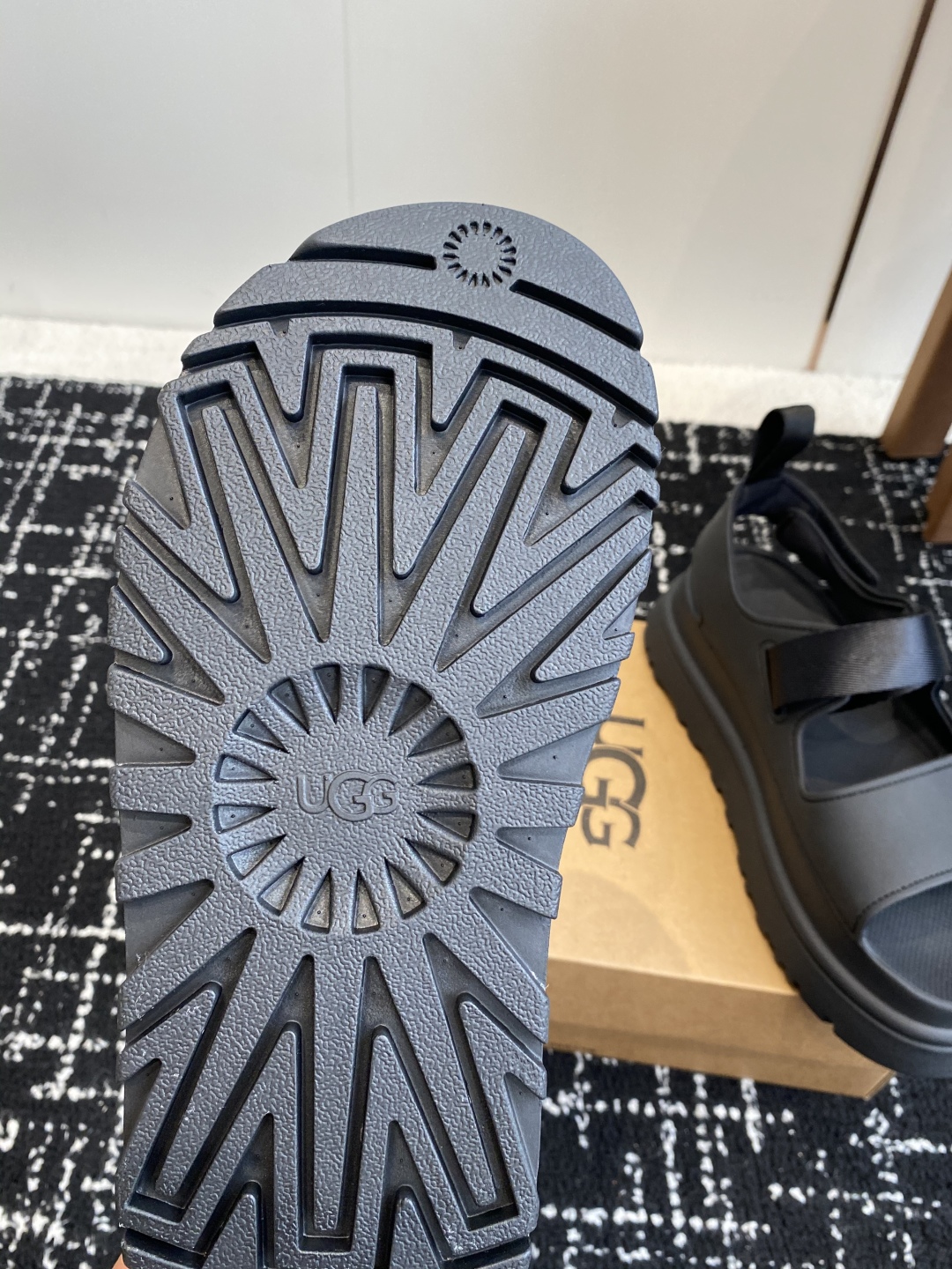 东莞代购级
UGG 25ss 厚底 凉鞋 可调节鞋面束带，设计方便穿脱双层高密度泡棉鞋内底

耐磨中底以