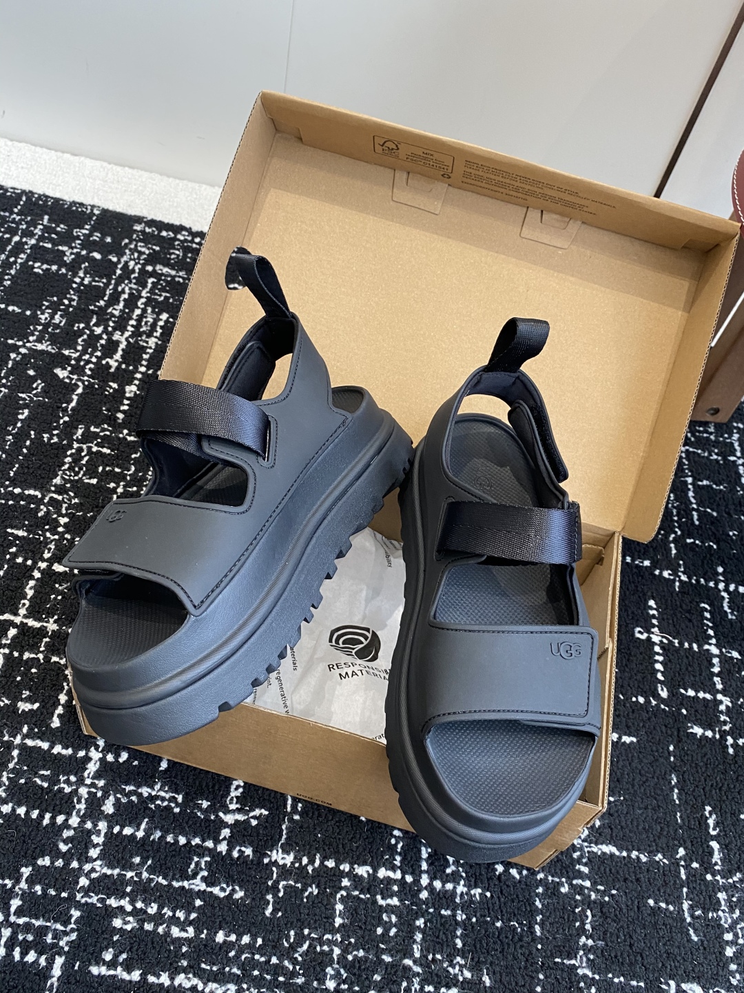 东莞代购级
UGG 25ss 厚底 凉鞋 可调节鞋面束带，设计方便穿脱双层高密度泡棉鞋内底

耐磨中底以