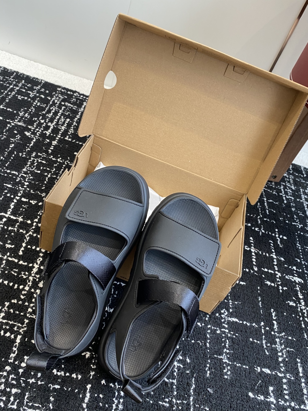 东莞代购级
UGG 25ss 厚底 凉鞋 可调节鞋面束带，设计方便穿脱双层高密度泡棉鞋内底

耐磨中底以