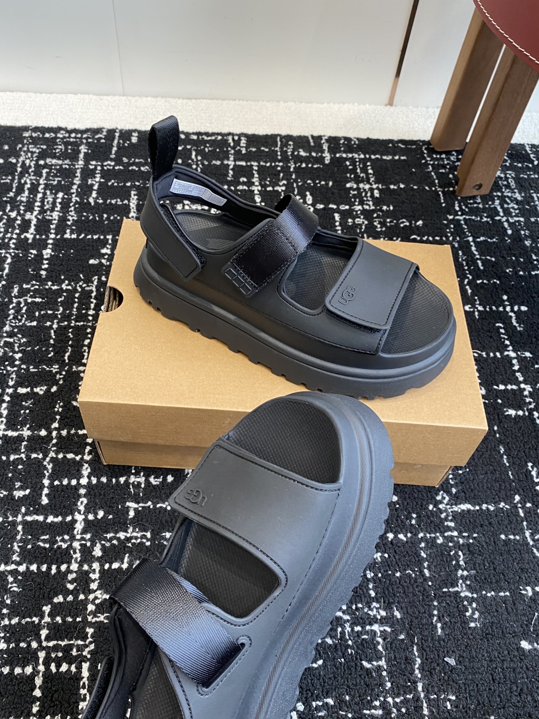 东莞代购级
UGG 25ss 厚底 凉鞋 可调节鞋面束带，设计方便穿脱双层高密度泡棉鞋内底

耐磨中底以