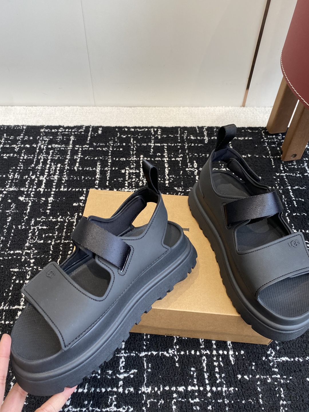 东莞代购级
UGG 25ss 厚底 凉鞋 可调节鞋面束带，设计方便穿脱双层高密度泡棉鞋内底

耐磨中底以