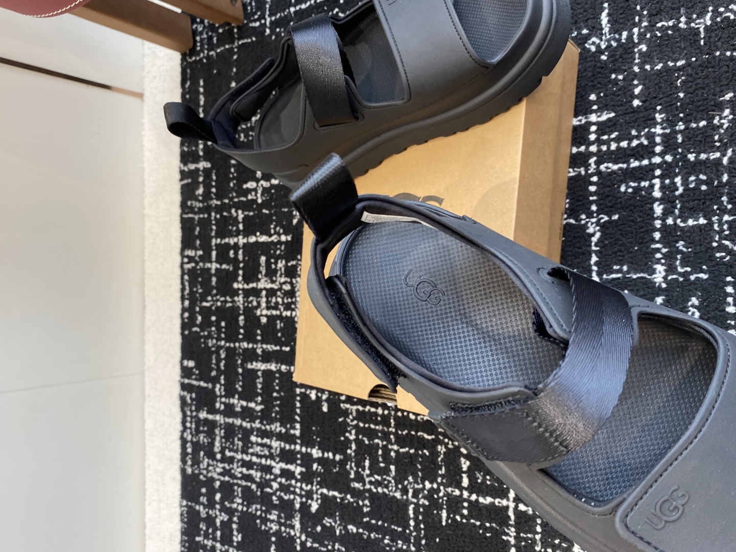 东莞代购级
UGG 25ss 厚底 凉鞋 可调节鞋面束带，设计方便穿脱双层高密度泡棉鞋内底

耐磨中底以