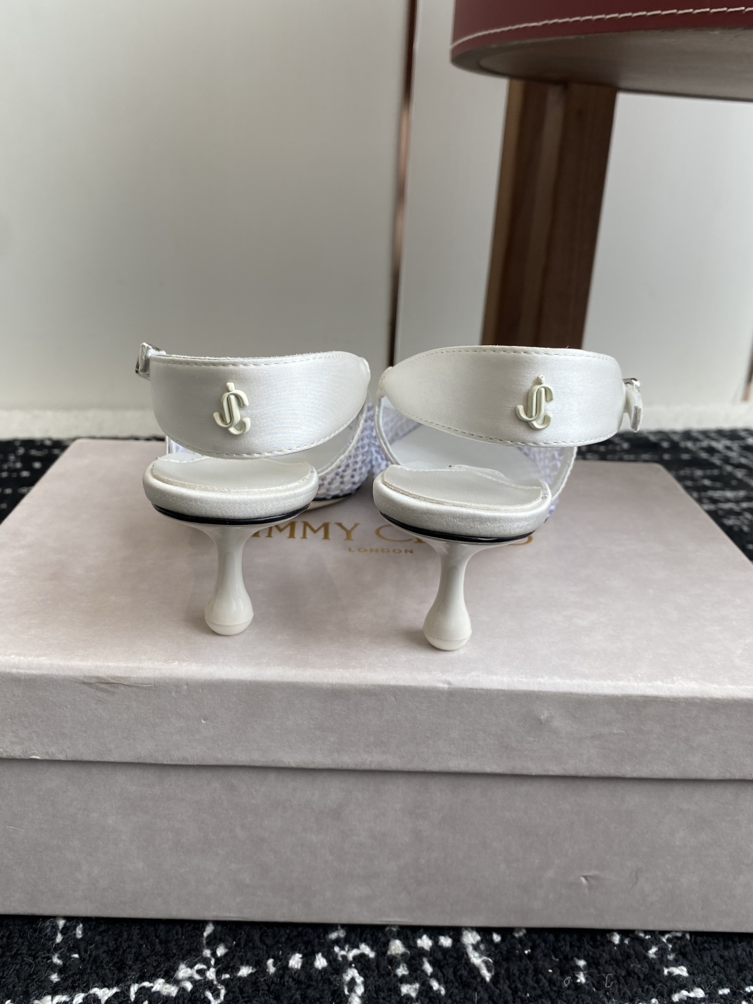 代购级
Jimmy Choo 周仰杰25春夏新品网纱烫钻方头小猫跟拖鞋！Jc经典水晶烫钻网纱高跟鞋
超级