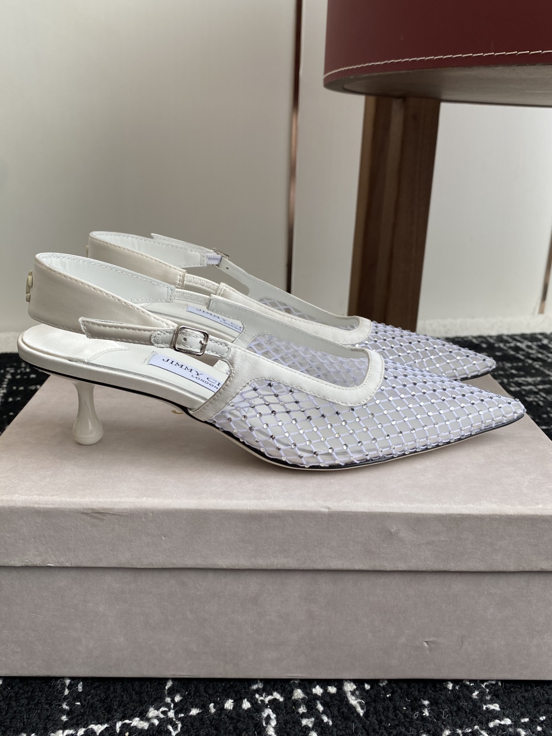 代购级
Jimmy Choo 周仰杰25春夏新品网纱烫钻方头小猫跟拖鞋！Jc经典水晶烫钻网纱高跟鞋
超级