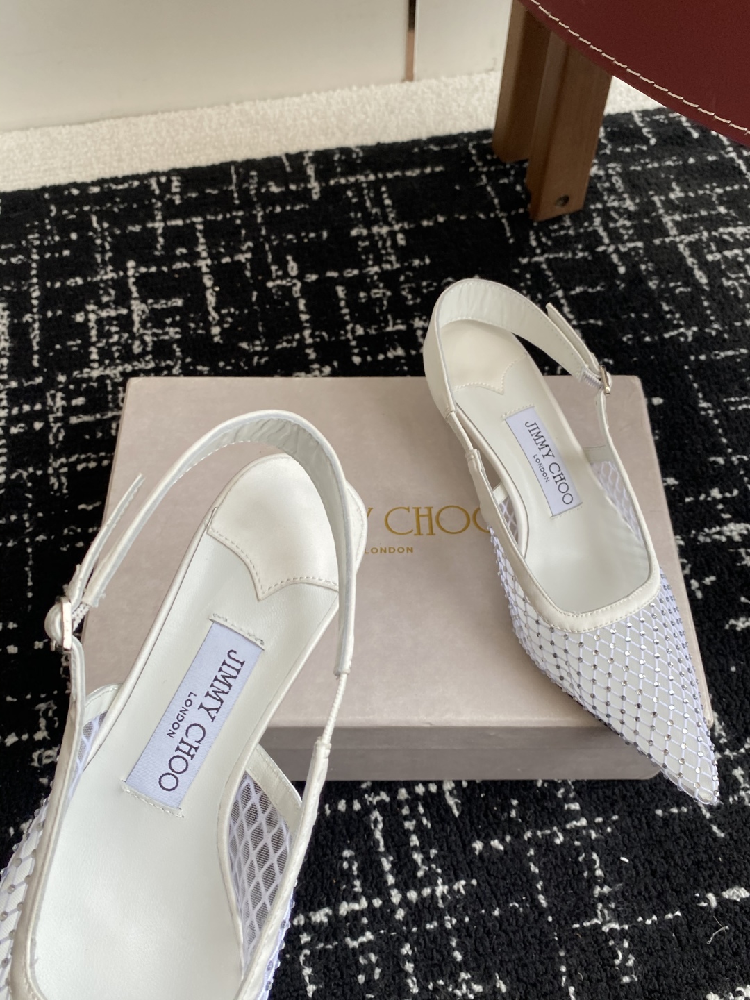 代购级
Jimmy Choo 周仰杰25春夏新品网纱烫钻方头小猫跟拖鞋！Jc经典水晶烫钻网纱高跟鞋
超级
