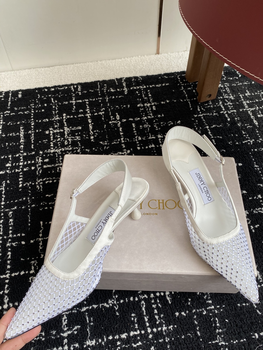 代购级
Jimmy Choo 周仰杰25春夏新品网纱烫钻方头小猫跟拖鞋！Jc经典水晶烫钻网纱高跟鞋
超级