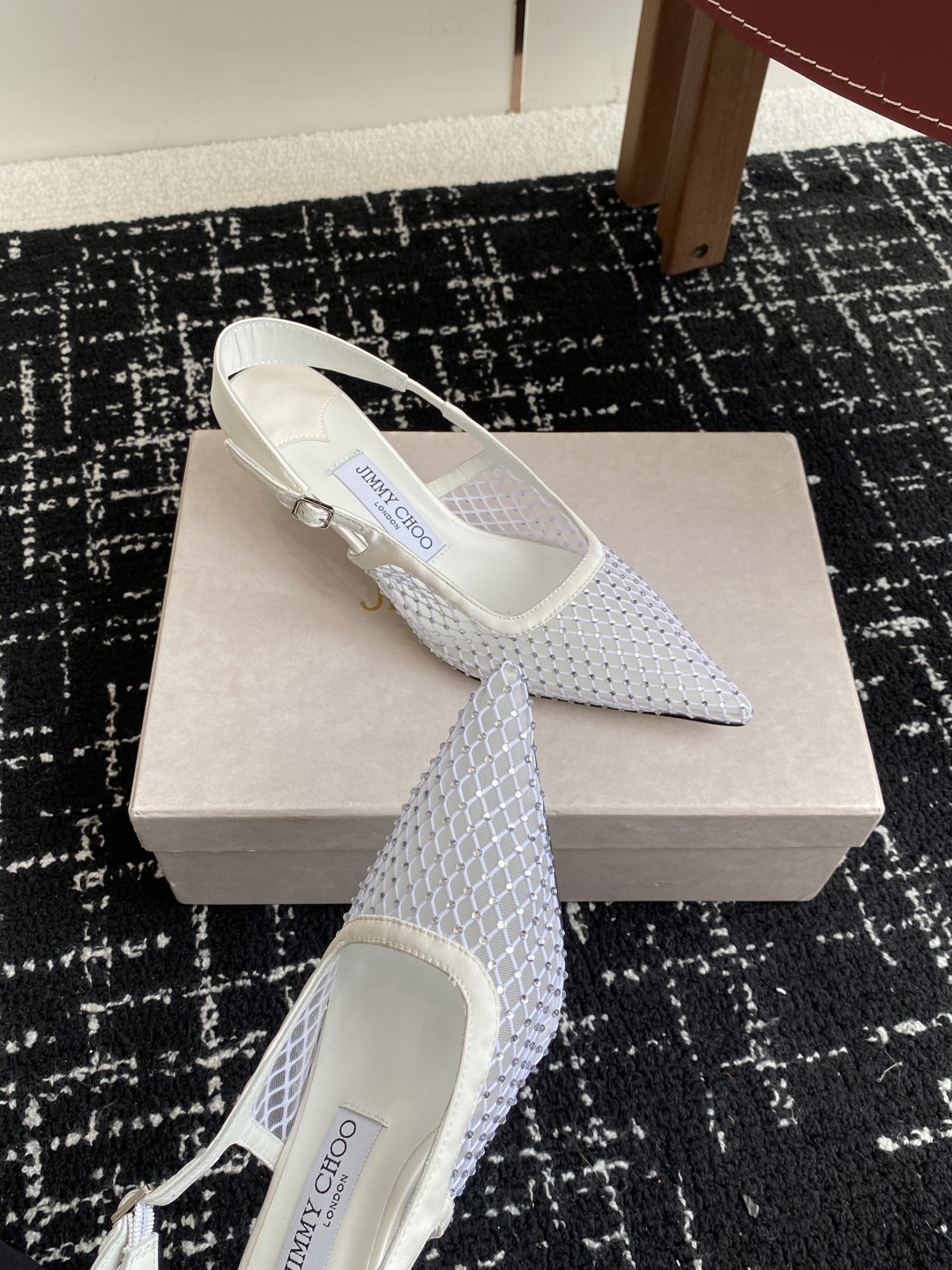 代购级
Jimmy Choo 周仰杰25春夏新品网纱烫钻方头小猫跟拖鞋！Jc经典水晶烫钻网纱高跟鞋
超级