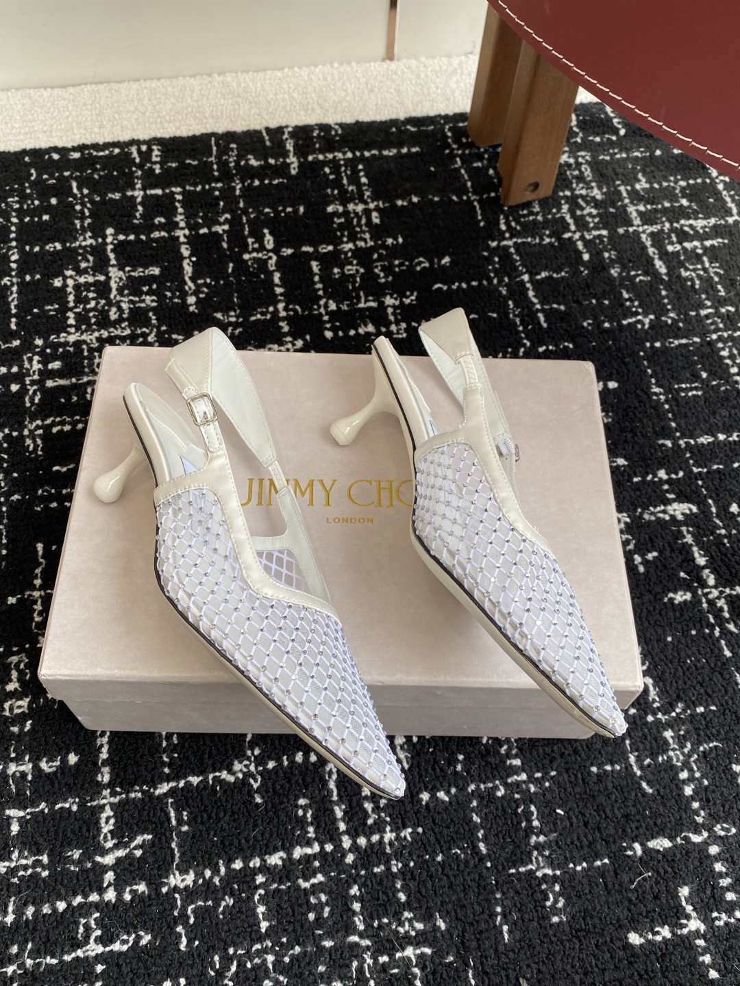 代购级
Jimmy Choo 周仰杰25春夏新品网纱烫钻方头小猫跟拖鞋！Jc经典水晶烫钻网纱高跟鞋
超级