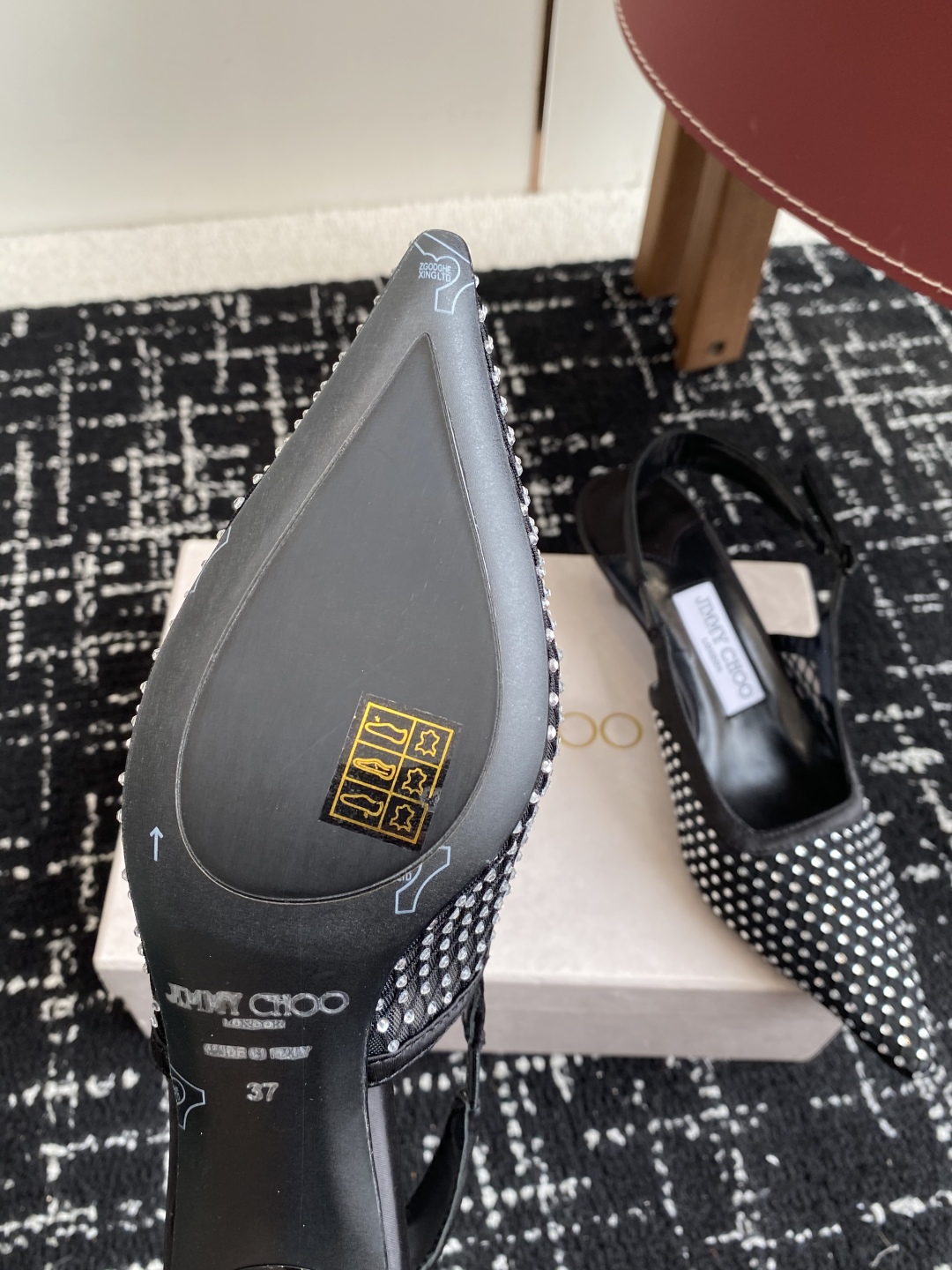 代购级
Jimmy Choo 周仰杰25春夏新品网纱烫钻方头小猫跟拖鞋！Jc经典水晶烫钻网纱高跟鞋
超级