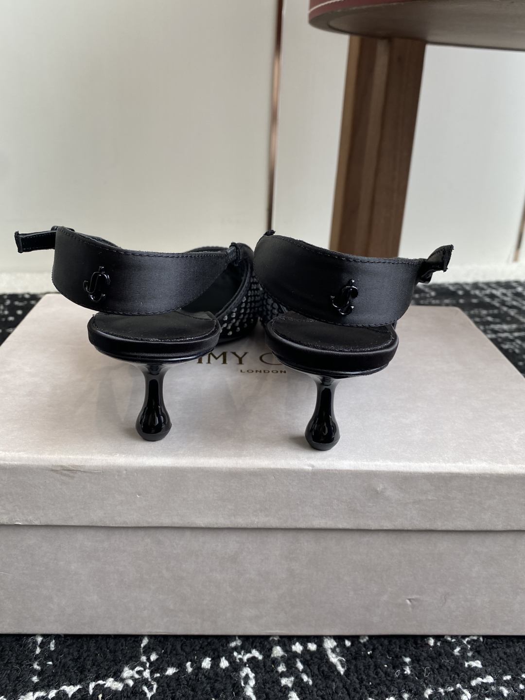 代购级
Jimmy Choo 周仰杰25春夏新品网纱烫钻方头小猫跟拖鞋！Jc经典水晶烫钻网纱高跟鞋
超级