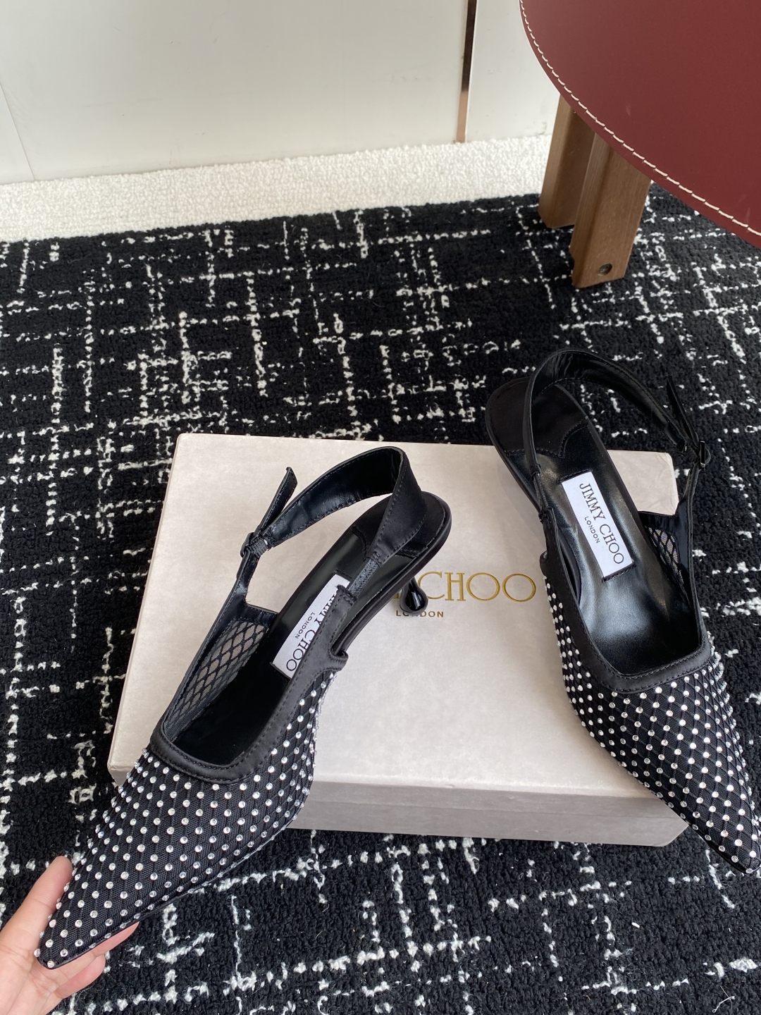 代购级
Jimmy Choo 周仰杰25春夏新品网纱烫钻方头小猫跟拖鞋！Jc经典水晶烫钻网纱高跟鞋
超级