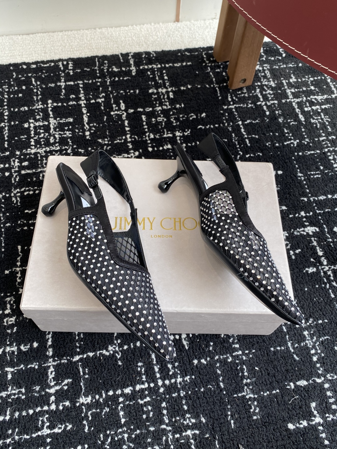 代购级
Jimmy Choo 周仰杰25春夏新品网纱烫钻方头小猫跟拖鞋！Jc经典水晶烫钻网纱高跟鞋
超级