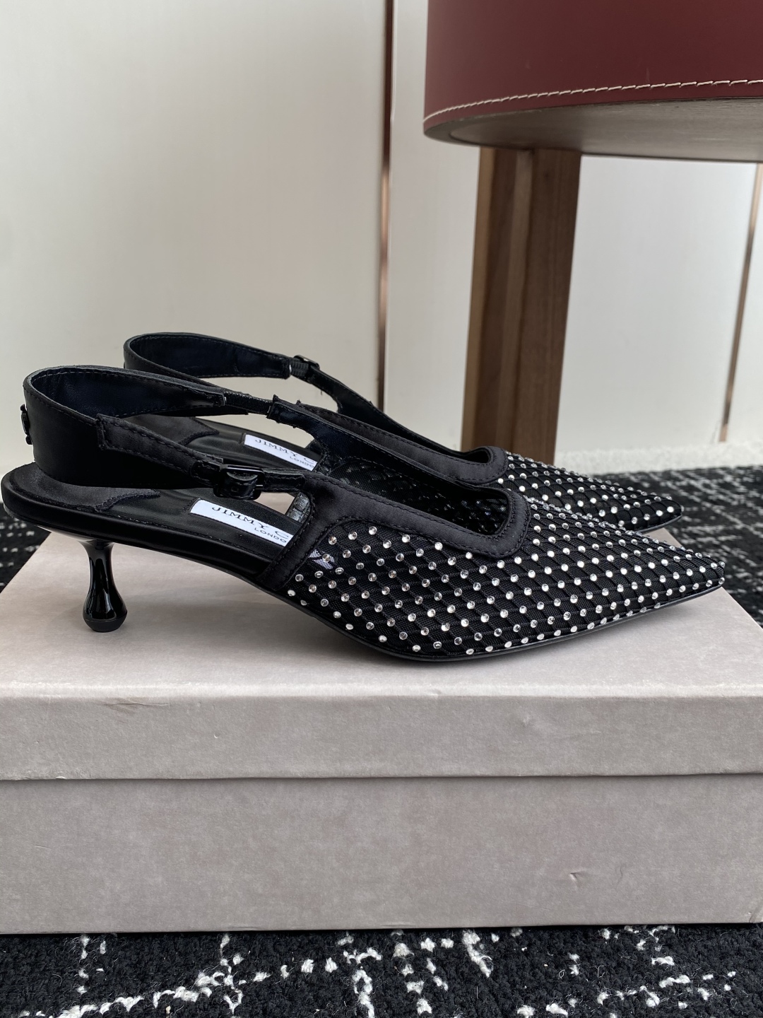代购级
Jimmy Choo 周仰杰25春夏新品网纱烫钻方头小猫跟拖鞋！Jc经典水晶烫钻网纱高跟鞋
超级