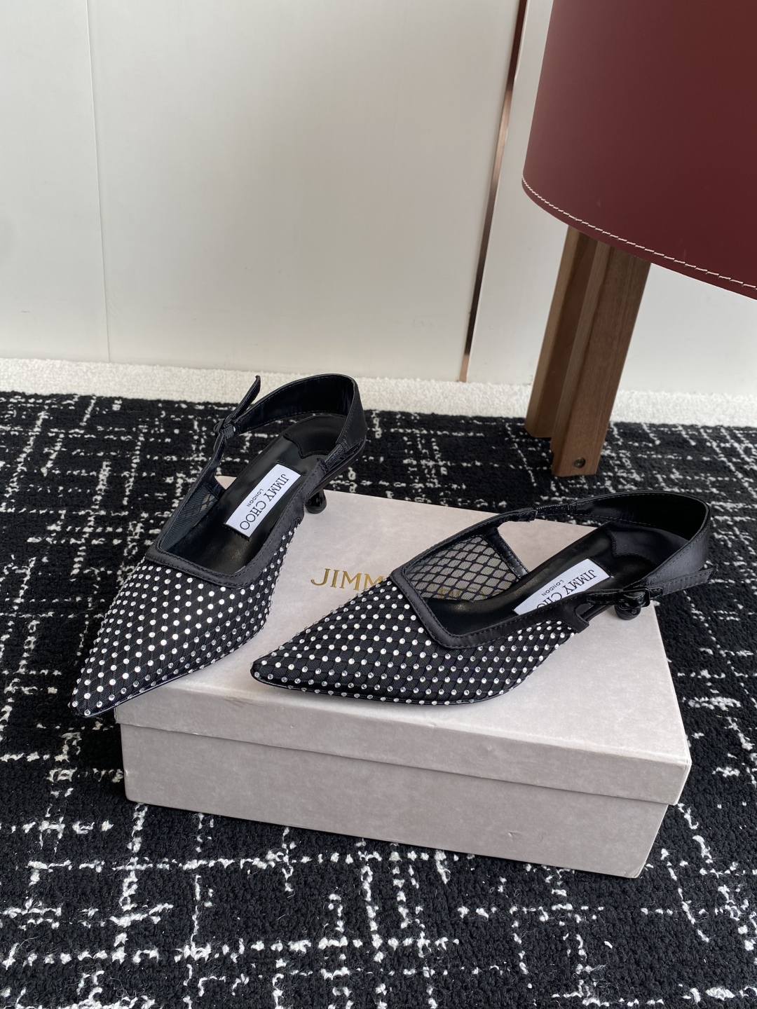 代购级
Jimmy Choo 周仰杰25春夏新品网纱烫钻方头小猫跟拖鞋！Jc经典水晶烫钻网纱高跟鞋
超级