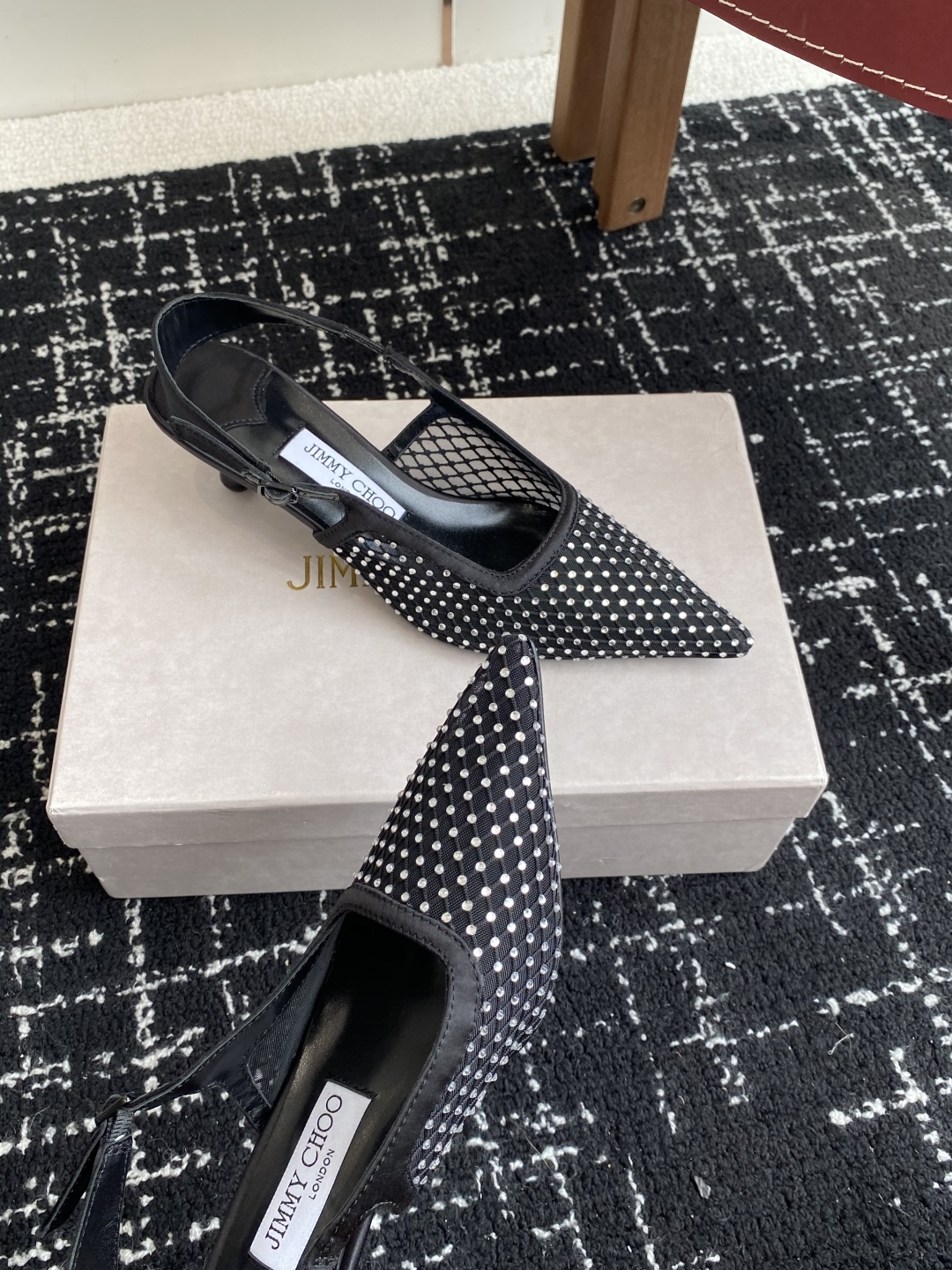 代购级
Jimmy Choo 周仰杰25春夏新品网纱烫钻方头小猫跟拖鞋！Jc经典水晶烫钻网纱高跟鞋
超级