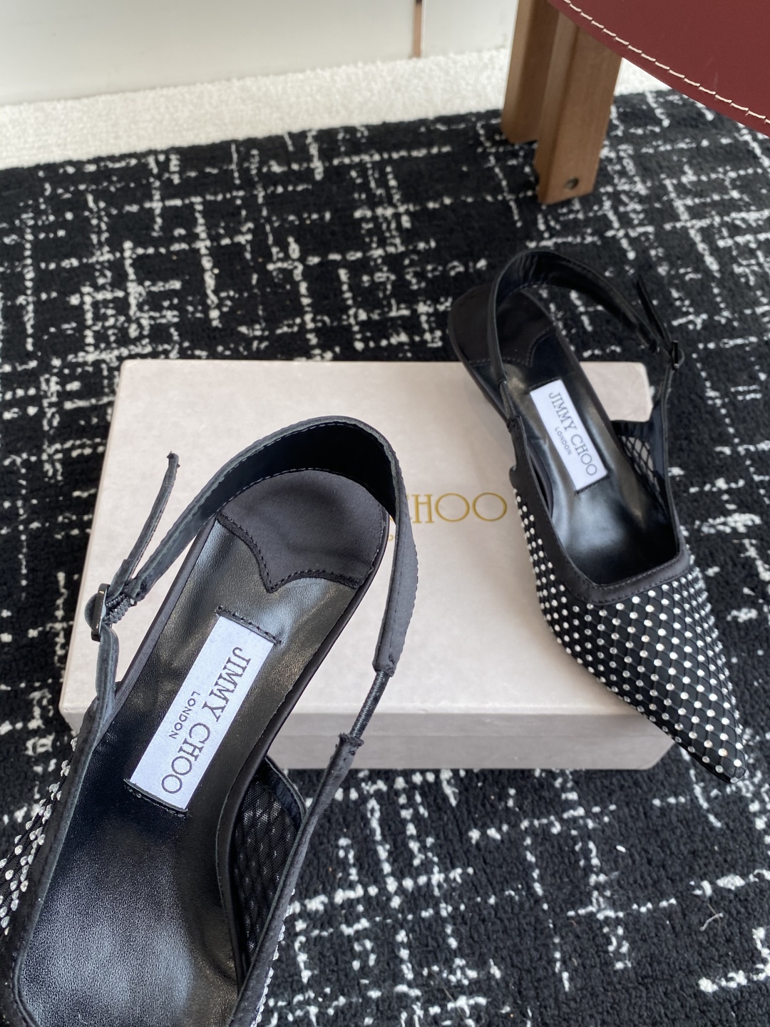 代购级
Jimmy Choo 周仰杰25春夏新品网纱烫钻方头小猫跟拖鞋！Jc经典水晶烫钻网纱高跟鞋
超级