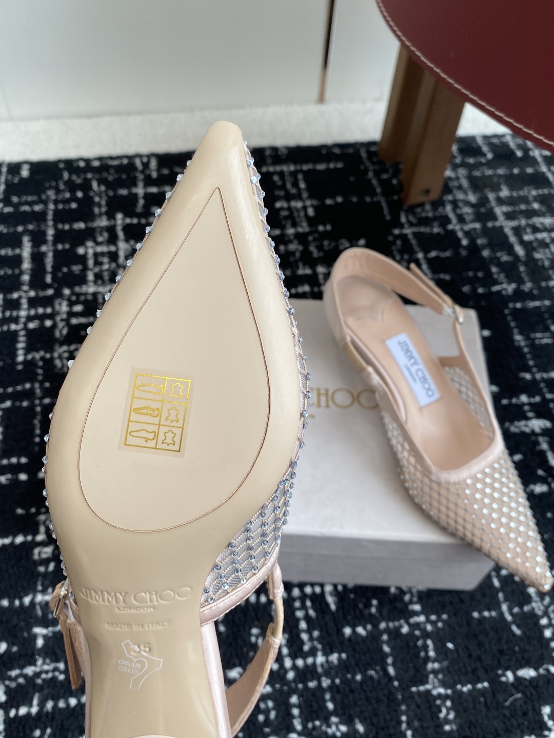 代购级
Jimmy Choo 周仰杰25春夏新品网纱烫钻方头小猫跟拖鞋！Jc经典水晶烫钻网纱高跟鞋
超级