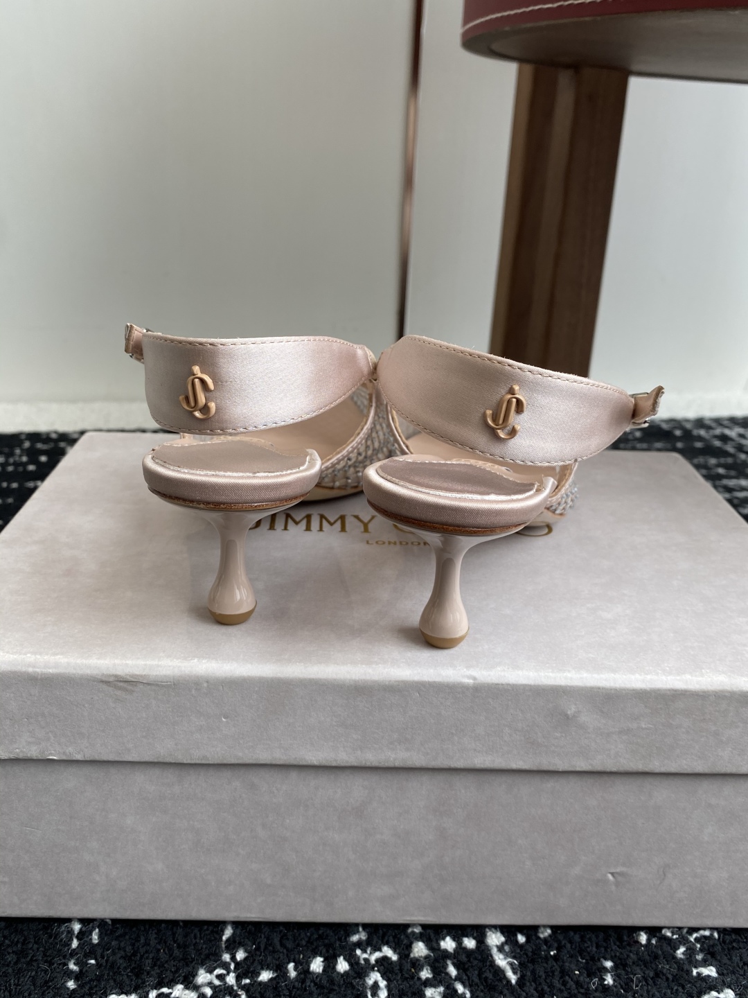 代购级
Jimmy Choo 周仰杰25春夏新品网纱烫钻方头小猫跟拖鞋！Jc经典水晶烫钻网纱高跟鞋
超级