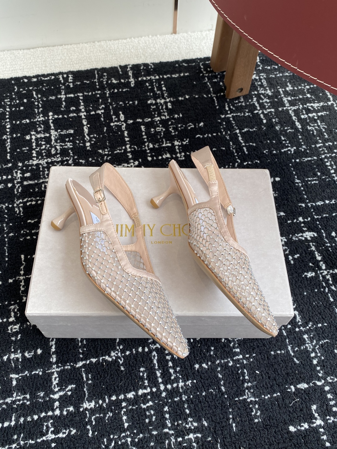 代购级
Jimmy Choo 周仰杰25春夏新品网纱烫钻方头小猫跟拖鞋！Jc经典水晶烫钻网纱高跟鞋
超级