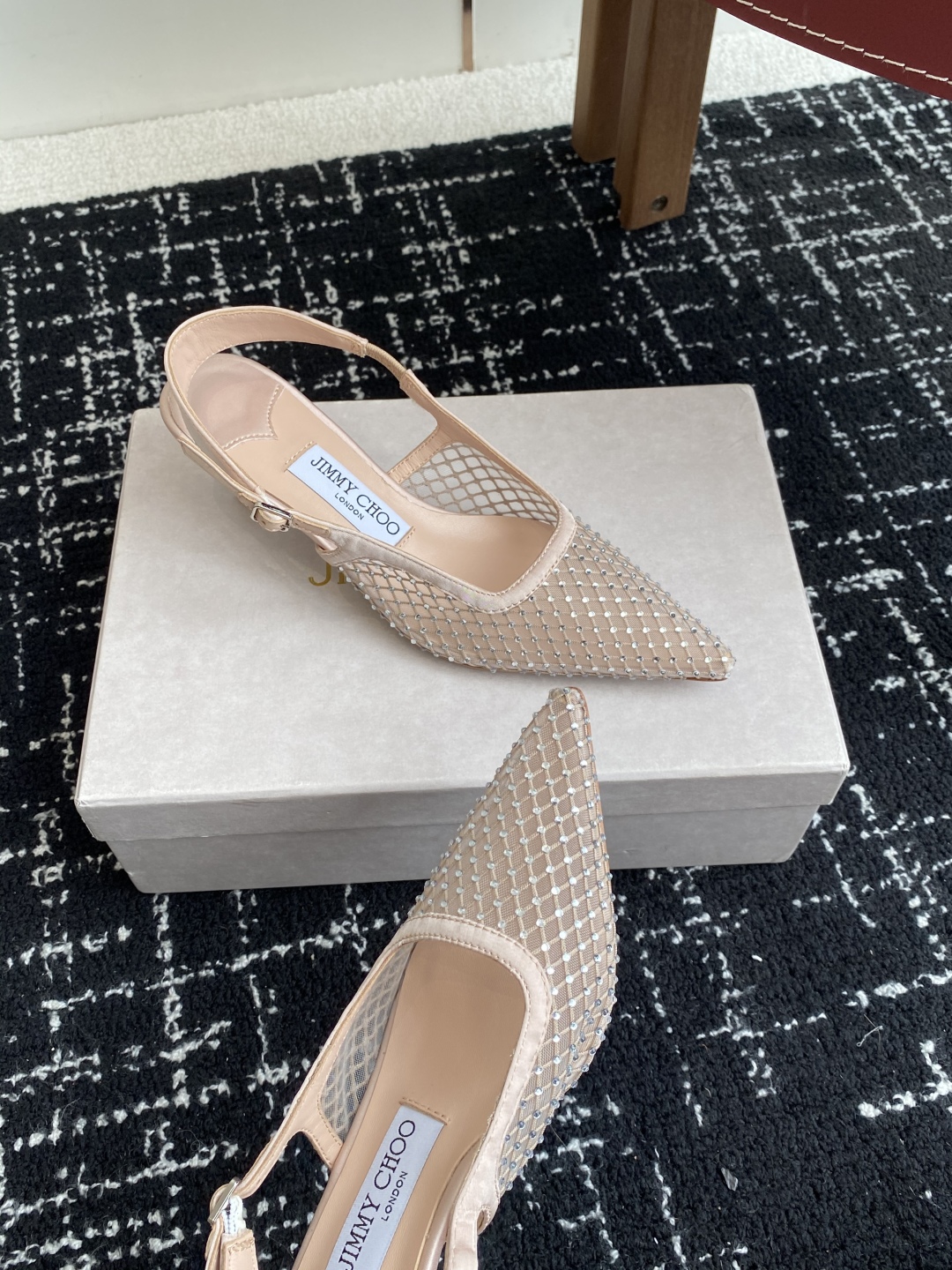 代购级
Jimmy Choo 周仰杰25春夏新品网纱烫钻方头小猫跟拖鞋！Jc经典水晶烫钻网纱高跟鞋
超级