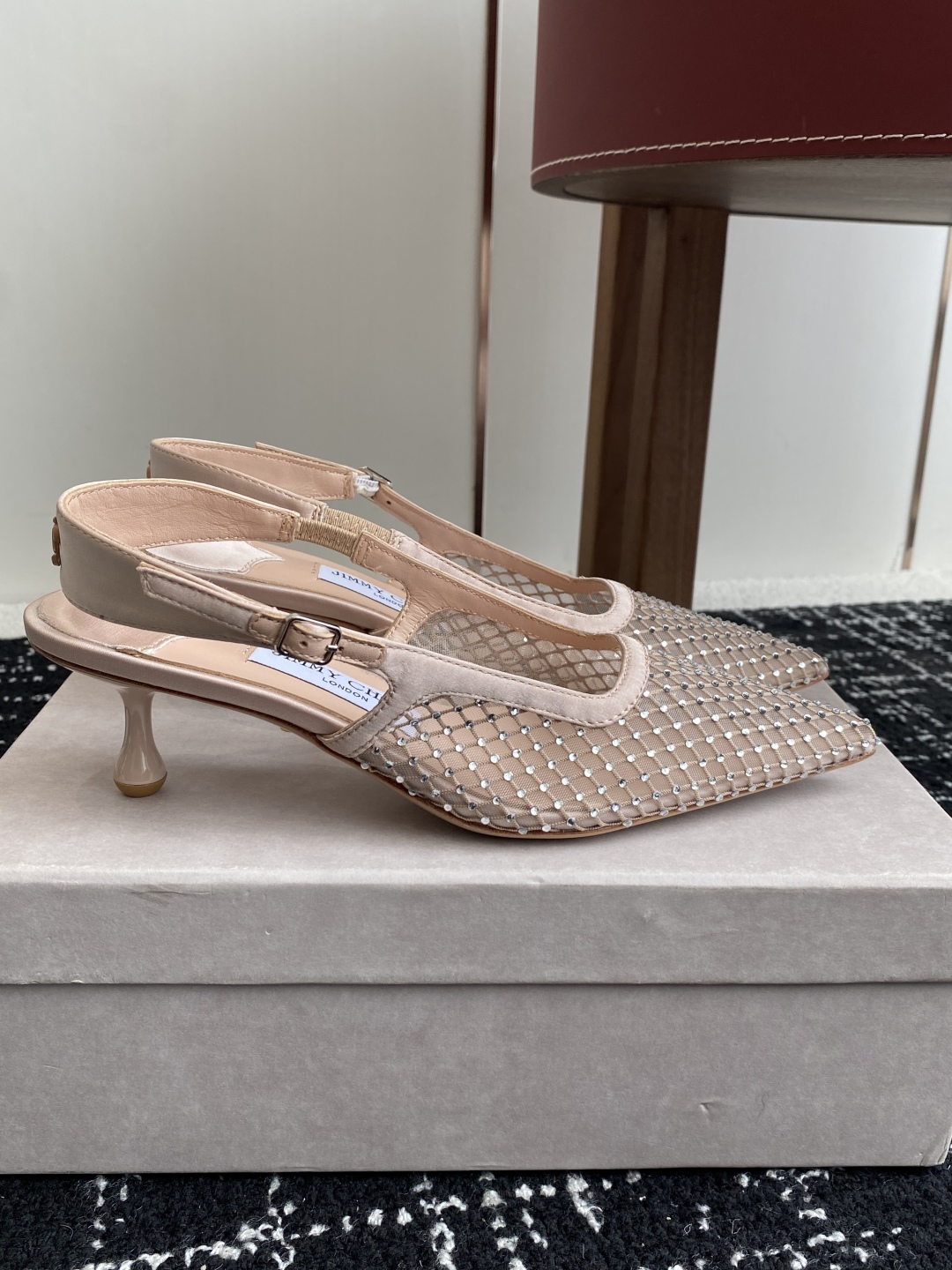 代购级
Jimmy Choo 周仰杰25春夏新品网纱烫钻方头小猫跟拖鞋！Jc经典水晶烫钻网纱高跟鞋
超级