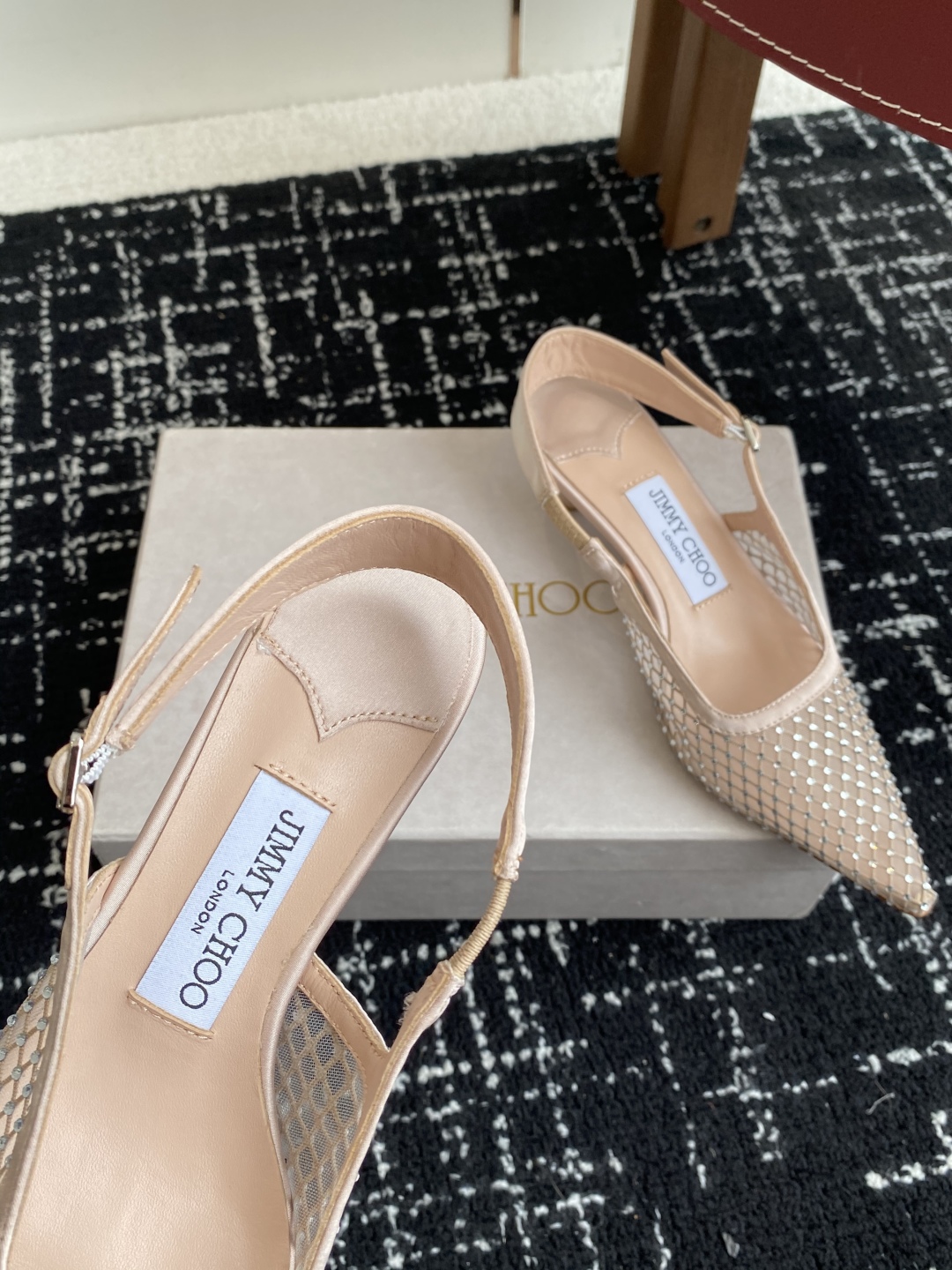 代购级
Jimmy Choo 周仰杰25春夏新品网纱烫钻方头小猫跟拖鞋！Jc经典水晶烫钻网纱高跟鞋
超级