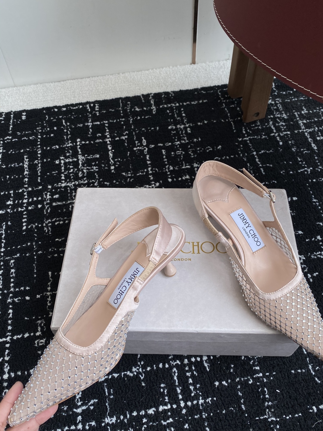 代购级
Jimmy Choo 周仰杰25春夏新品网纱烫钻方头小猫跟拖鞋！Jc经典水晶烫钻网纱高跟鞋
超级