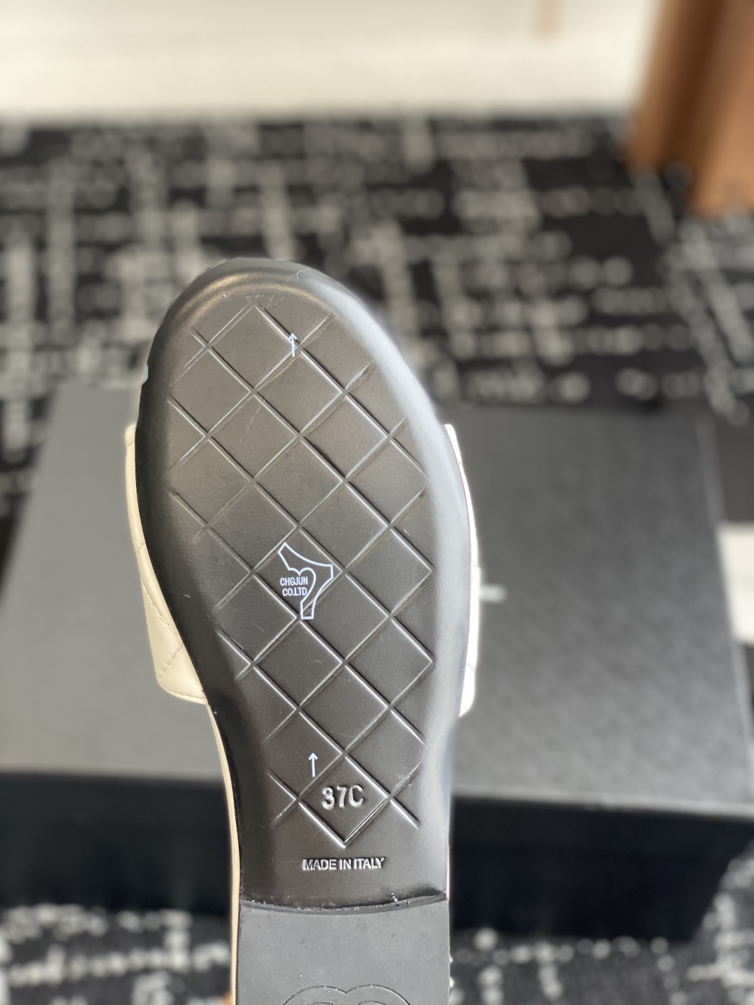 代购级
Chanel 小香 25ss 春夏新品度假 羊皮 懒人拖 

小香的一款全新设计 鞋面搭配双C五