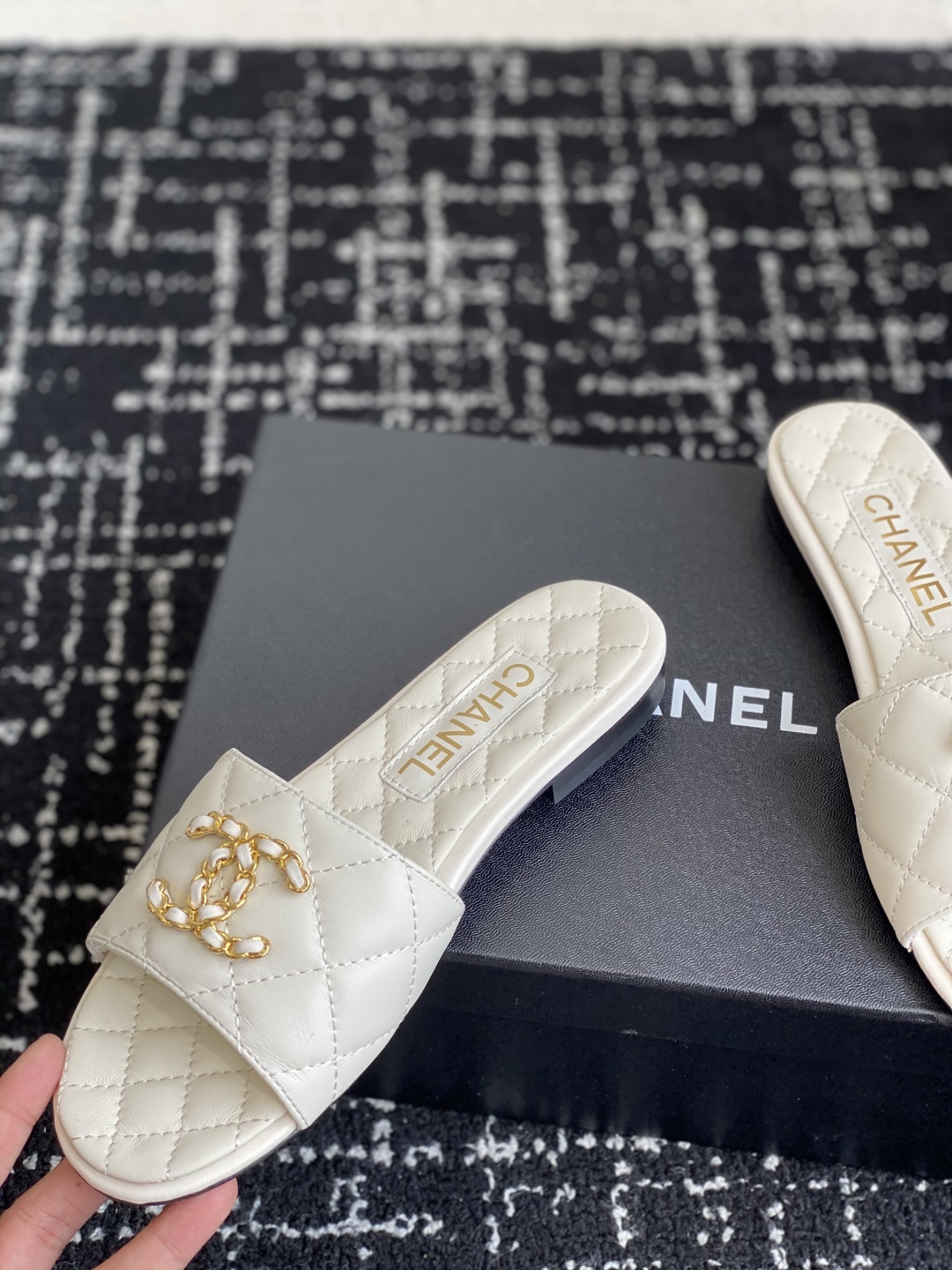 代购级
Chanel 小香 25ss 春夏新品度假 羊皮 懒人拖 

小香的一款全新设计 鞋面搭配双C五