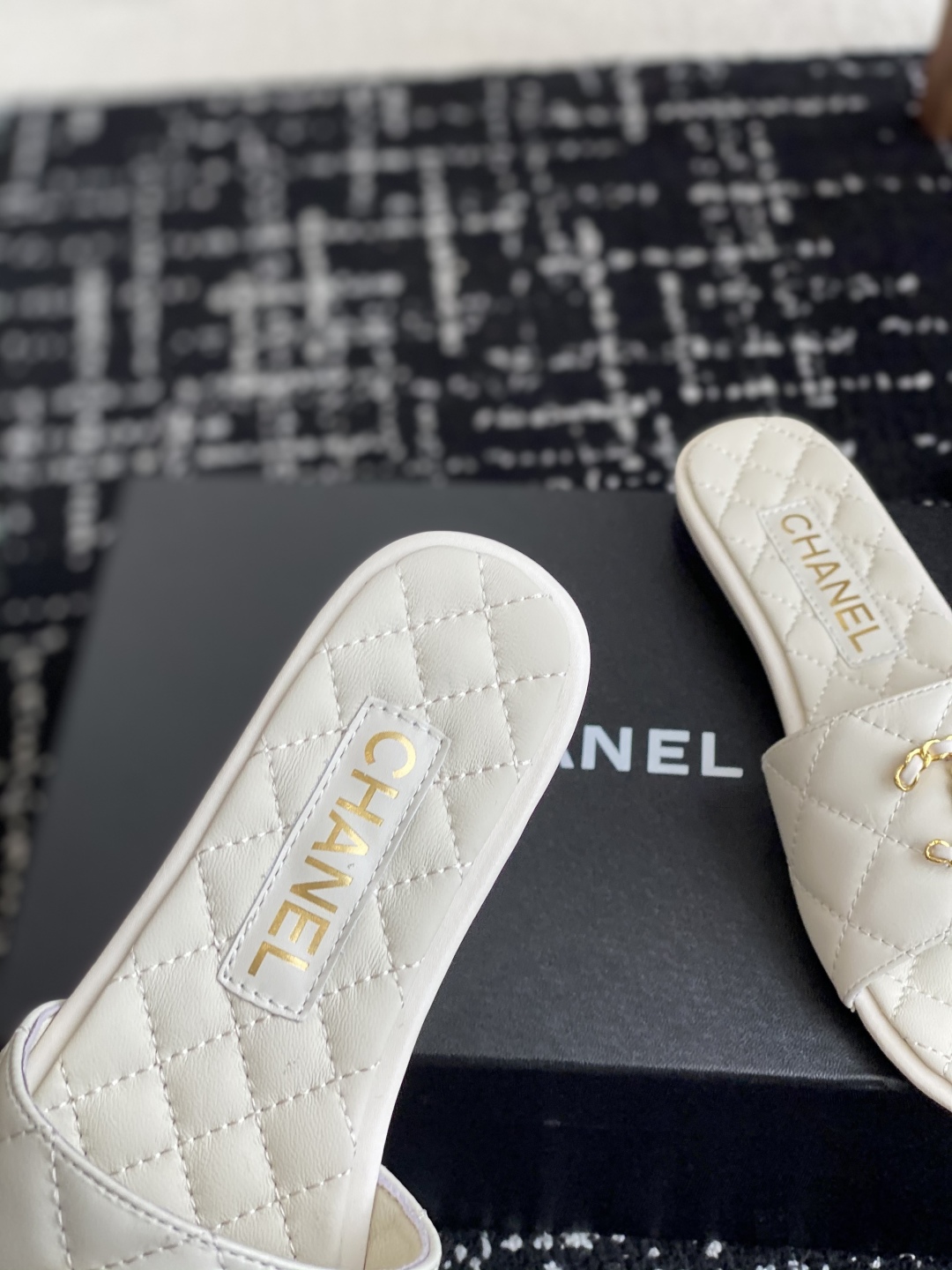 代购级
Chanel 小香 25ss 春夏新品度假 羊皮 懒人拖 

小香的一款全新设计 鞋面搭配双C五