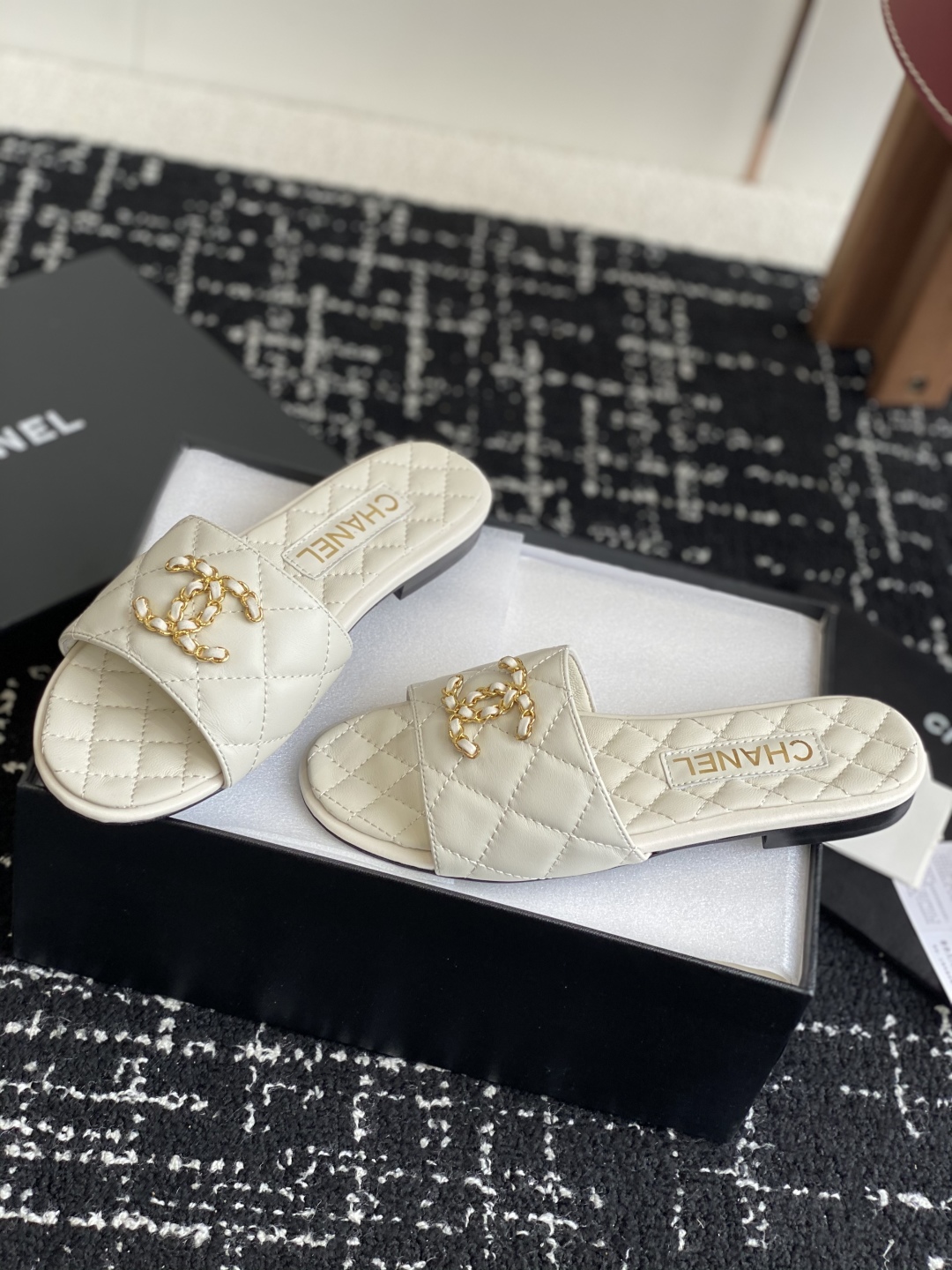 代购级
Chanel 小香 25ss 春夏新品度假 羊皮 懒人拖 

小香的一款全新设计 鞋面搭配双C五