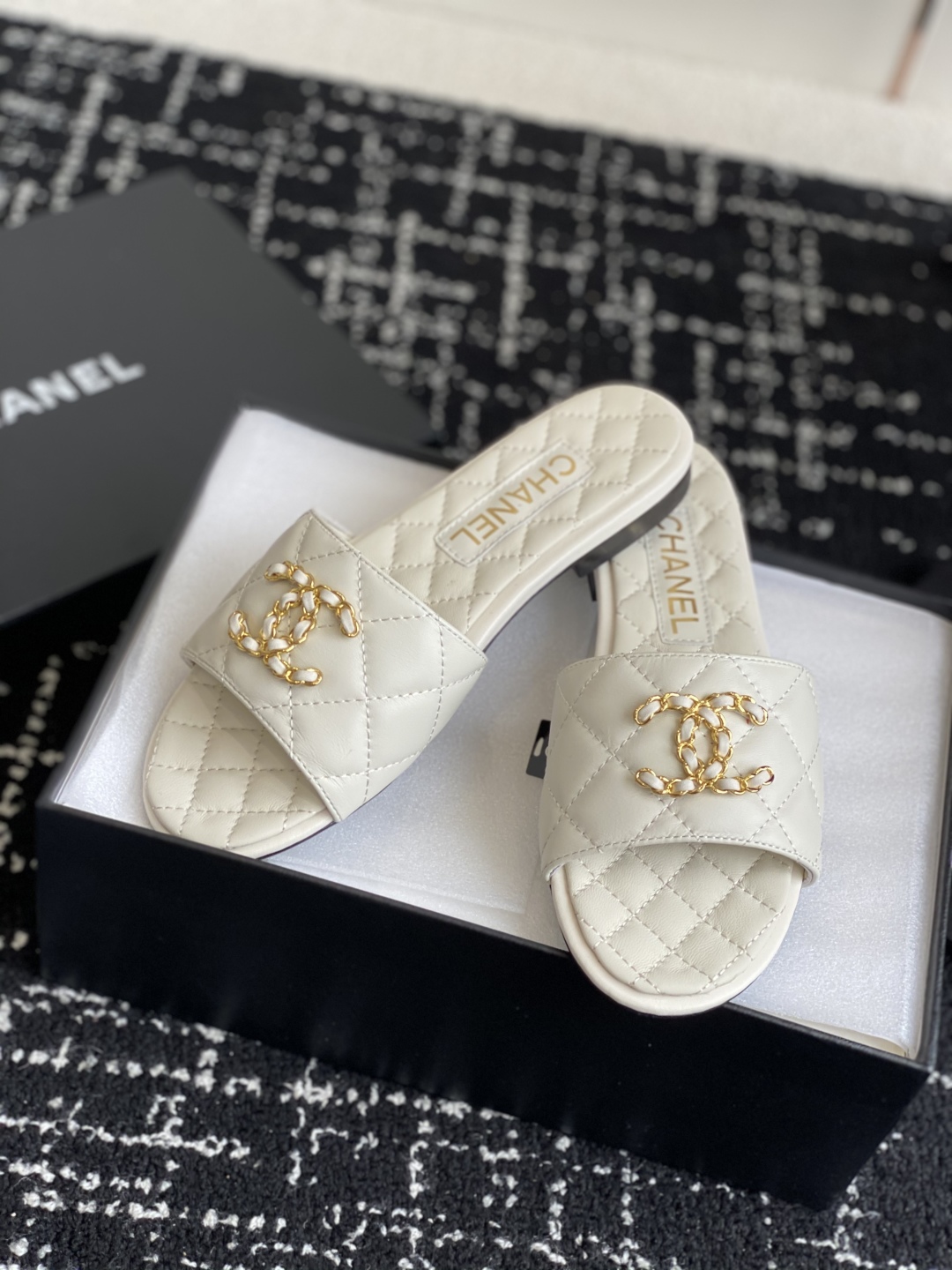 代购级
Chanel 小香 25ss 春夏新品度假 羊皮 懒人拖 

小香的一款全新设计 鞋面搭配双C五