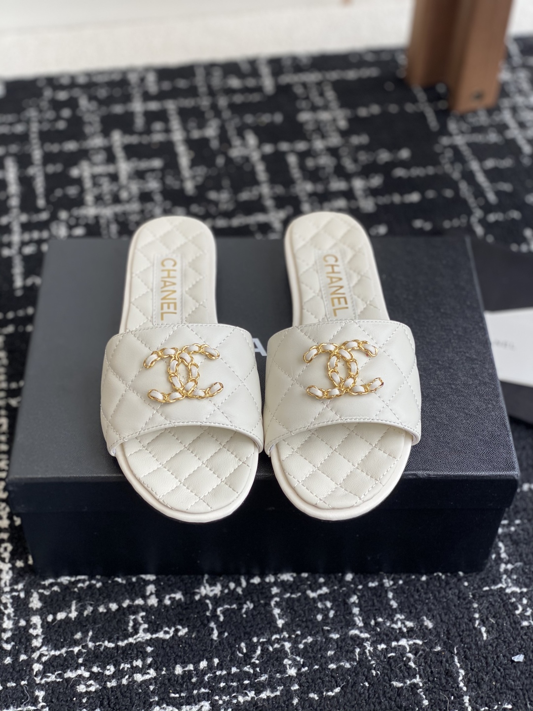 代购级
Chanel 小香 25ss 春夏新品度假 羊皮 懒人拖 

小香的一款全新设计 鞋面搭配双C五