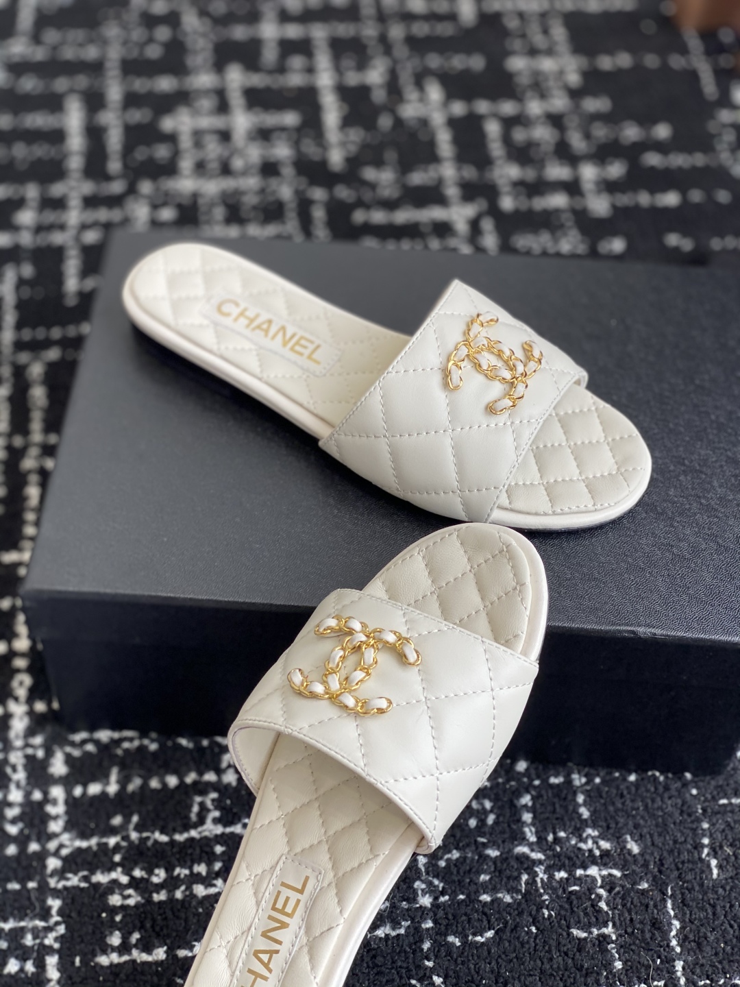 代购级
Chanel 小香 25ss 春夏新品度假 羊皮 懒人拖 

小香的一款全新设计 鞋面搭配双C五