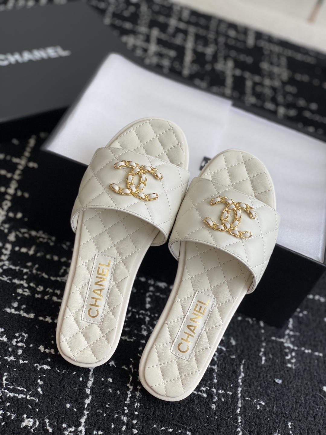 代购级
Chanel 小香 25ss 春夏新品度假 羊皮 懒人拖 

小香的一款全新设计 鞋面搭配双C五
