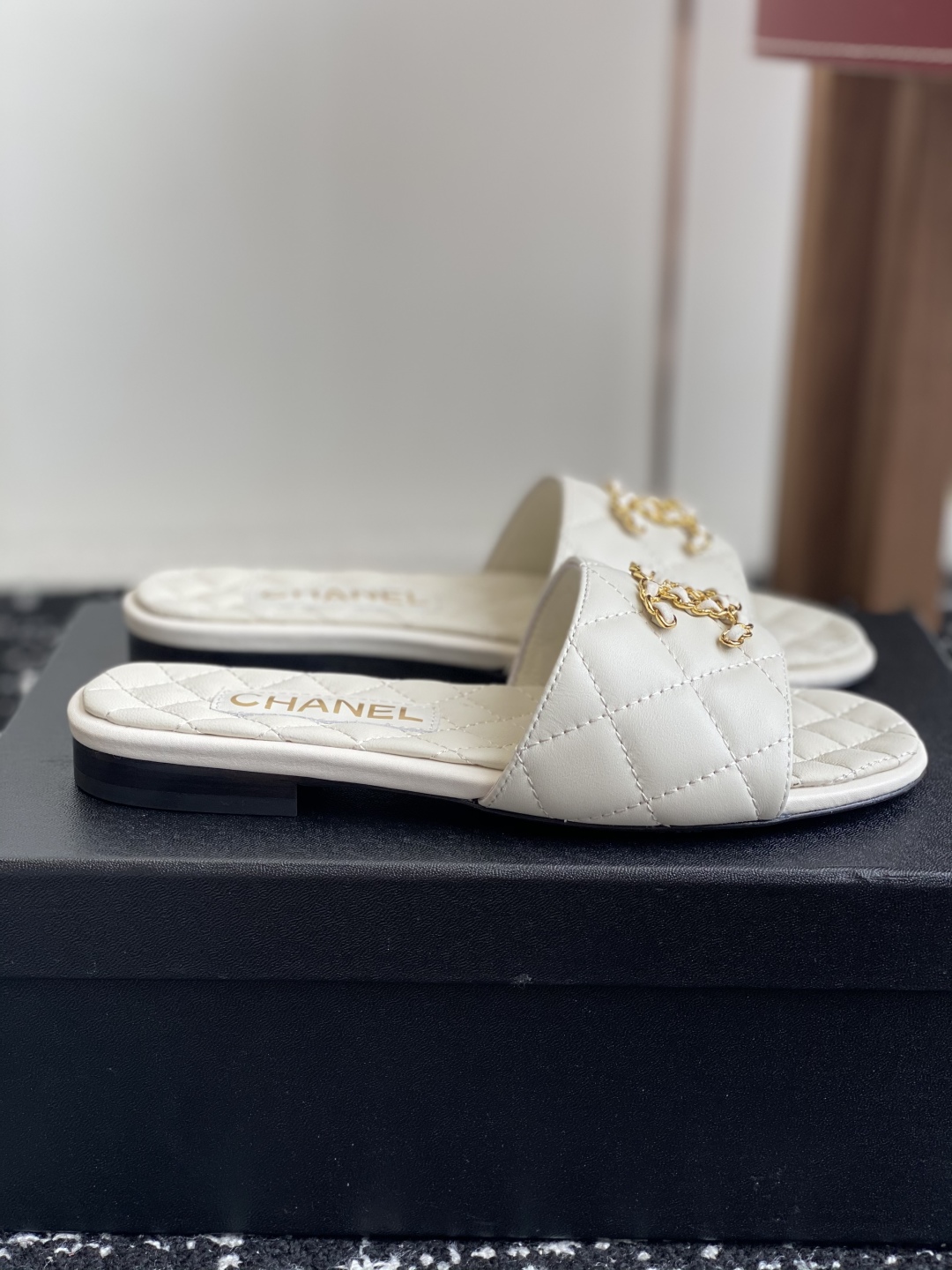 代购级
Chanel 小香 25ss 春夏新品度假 羊皮 懒人拖 

小香的一款全新设计 鞋面搭配双C五