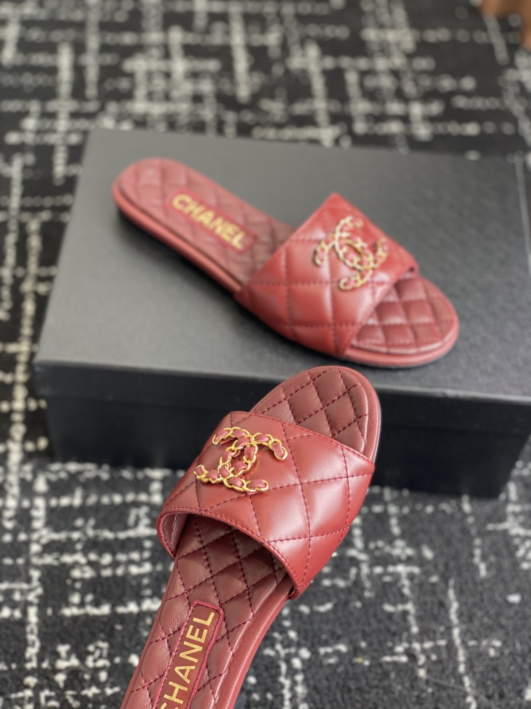 代购级
Chanel 小香 25ss 春夏新品度假 羊皮 懒人拖 

小香的一款全新设计 鞋面搭配双C五