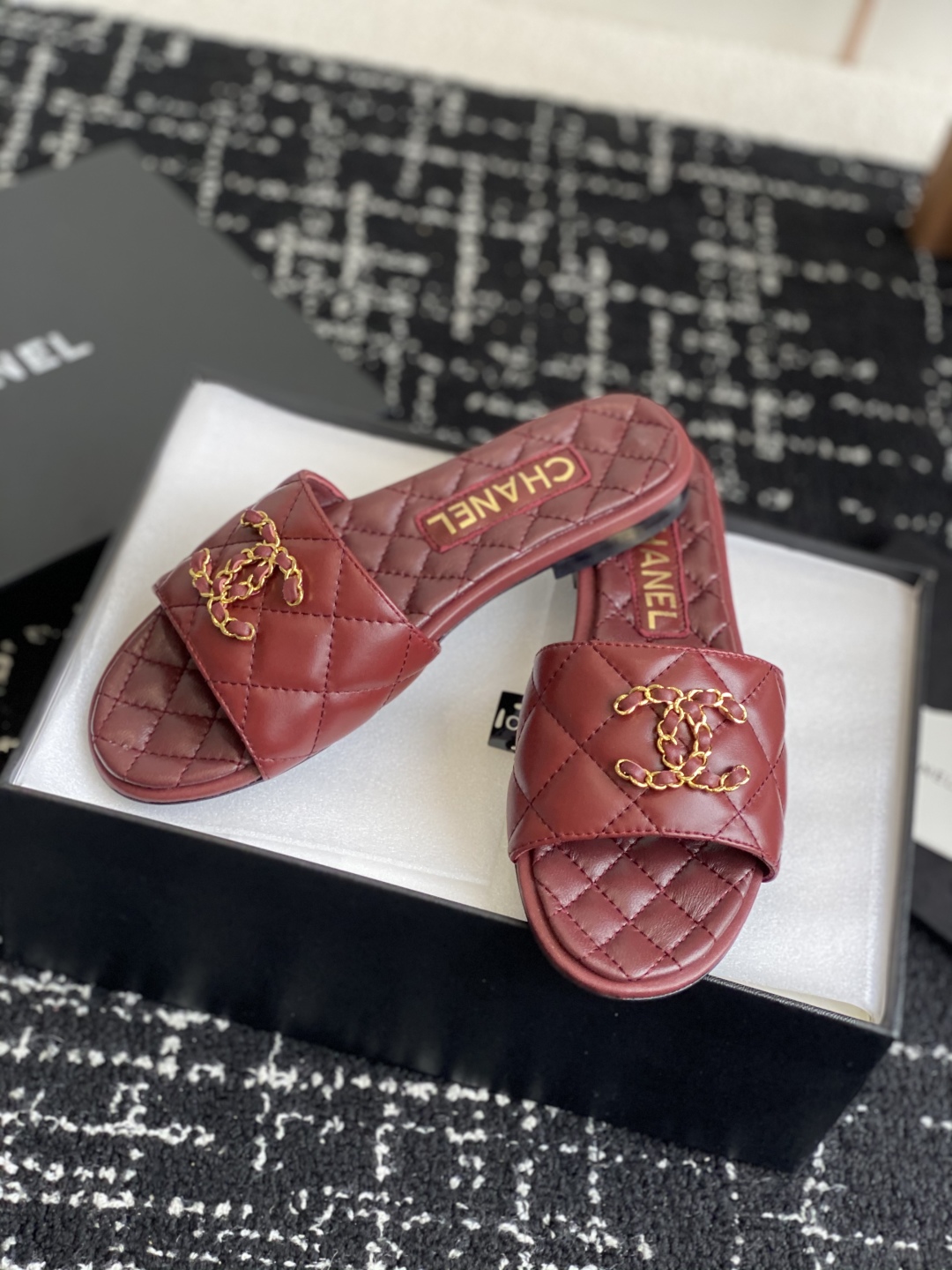 代购级
Chanel 小香 25ss 春夏新品度假 羊皮 懒人拖 

小香的一款全新设计 鞋面搭配双C五