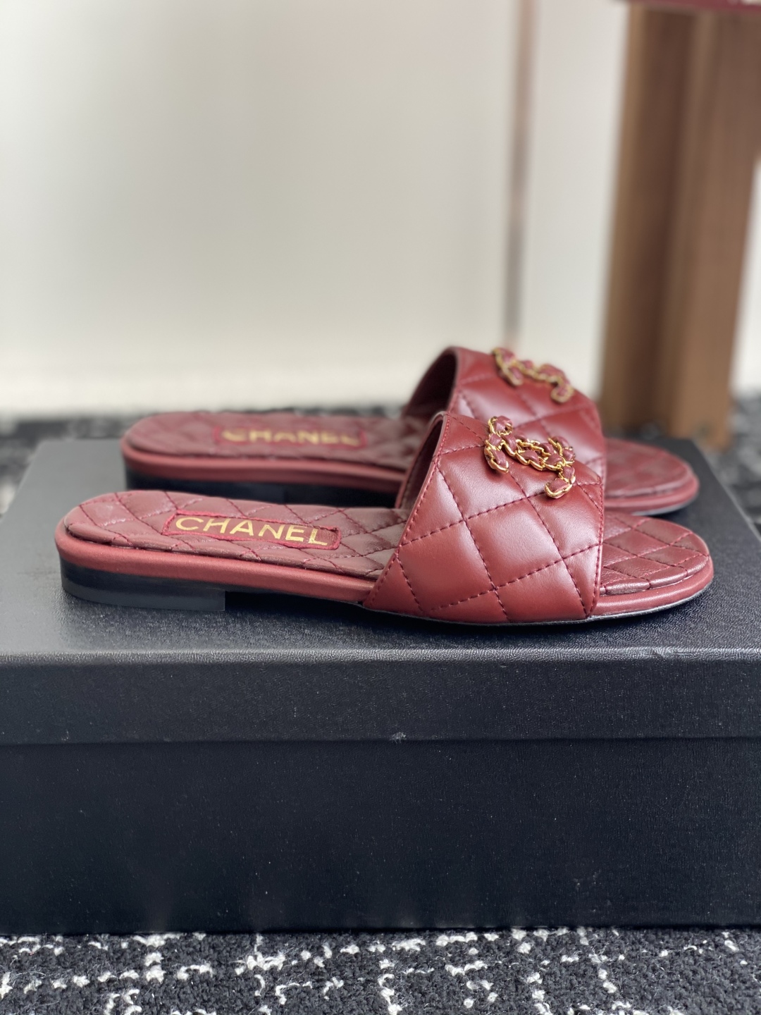 代购级
Chanel 小香 25ss 春夏新品度假 羊皮 懒人拖 

小香的一款全新设计 鞋面搭配双C五