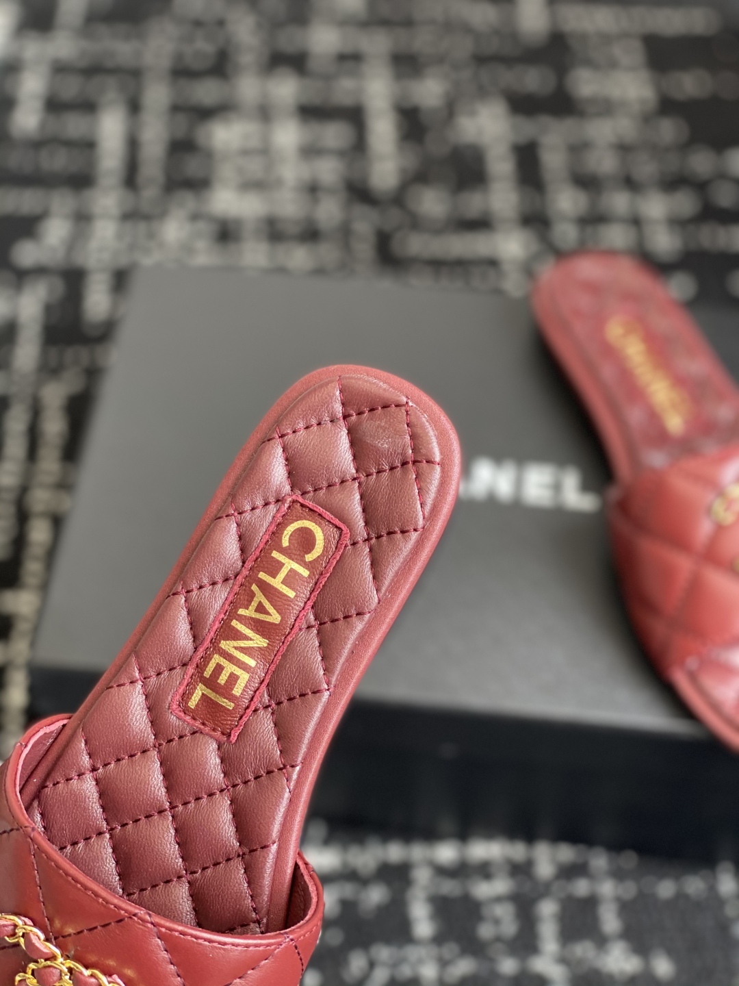 代购级
Chanel 小香 25ss 春夏新品度假 羊皮 懒人拖 

小香的一款全新设计 鞋面搭配双C五