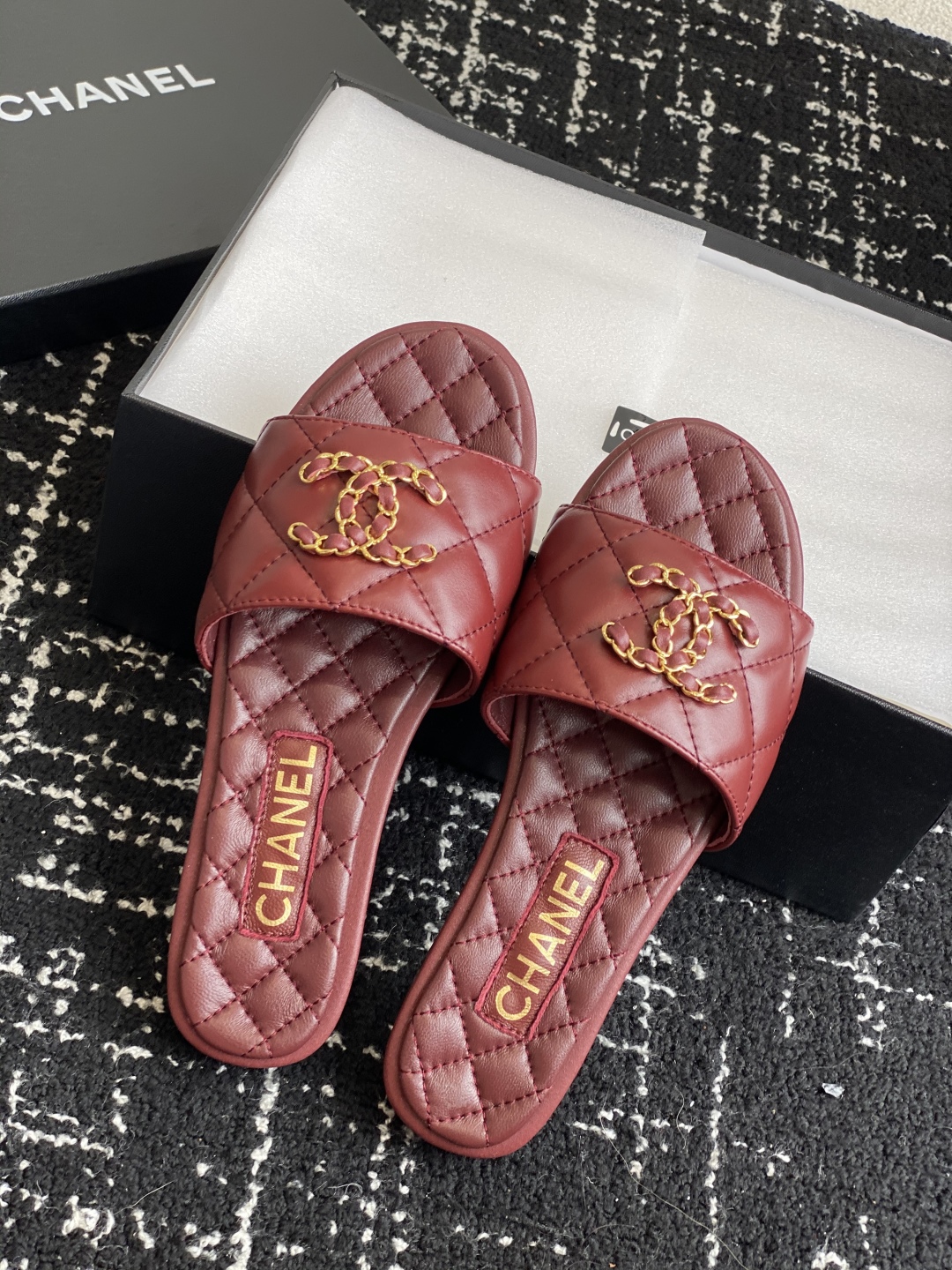 代购级
Chanel 小香 25ss 春夏新品度假 羊皮 懒人拖 

小香的一款全新设计 鞋面搭配双C五
