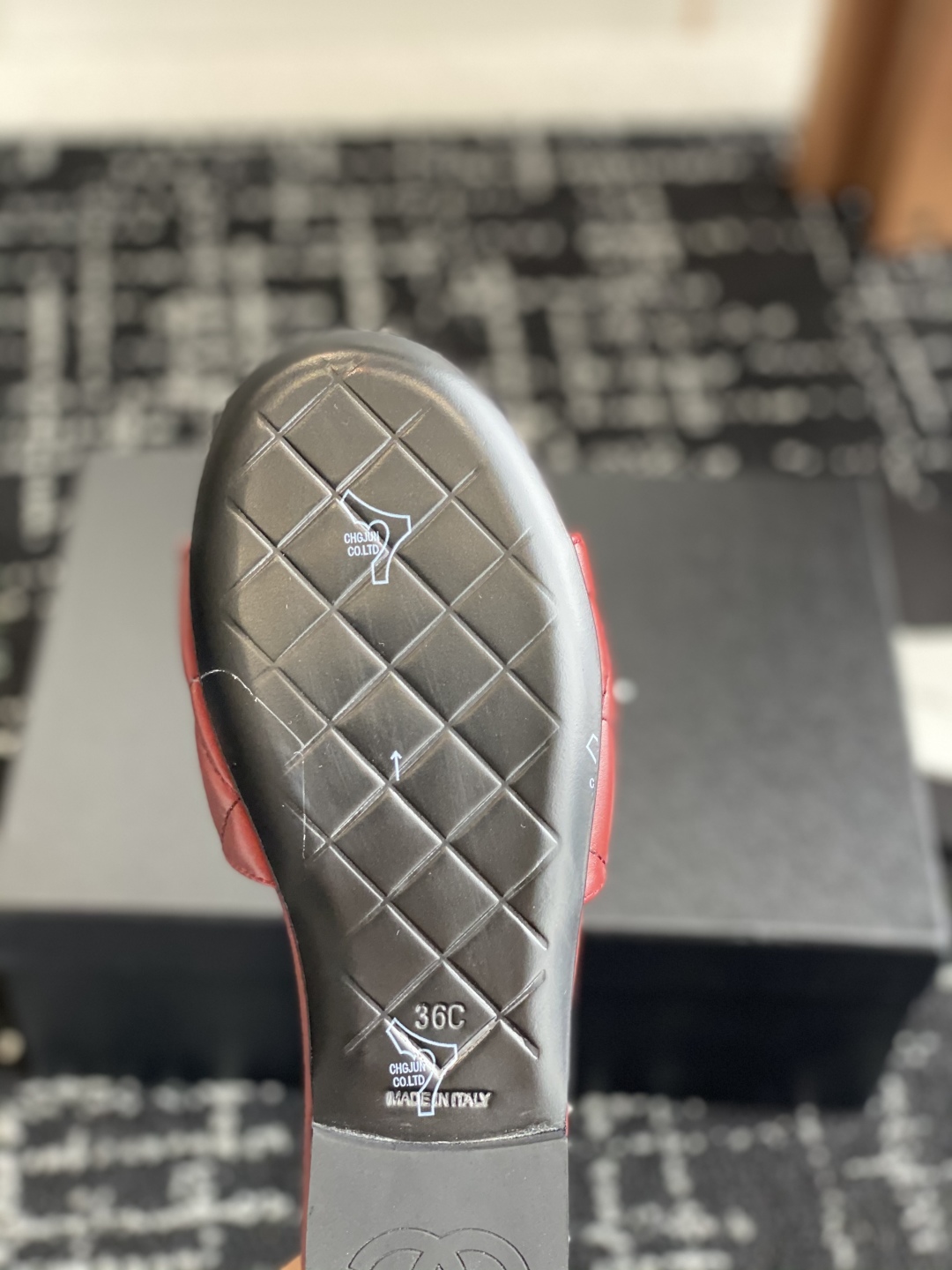 代购级
Chanel 小香 25ss 春夏新品度假 羊皮 懒人拖 

小香的一款全新设计 鞋面搭配双C五