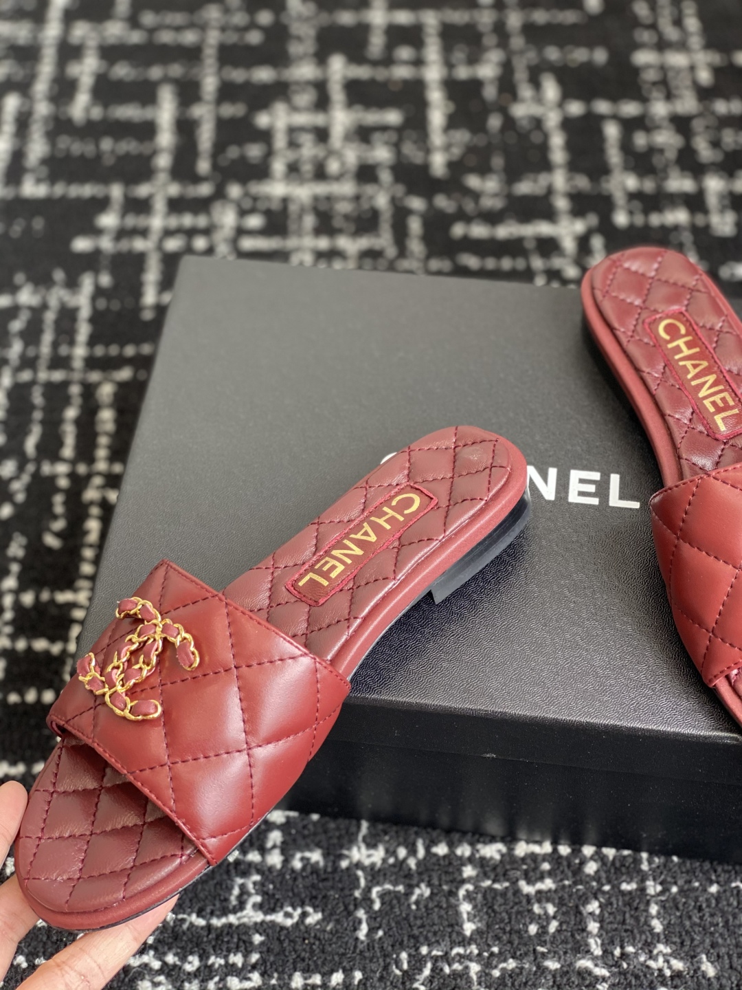 代购级
Chanel 小香 25ss 春夏新品度假 羊皮 懒人拖 

小香的一款全新设计 鞋面搭配双C五