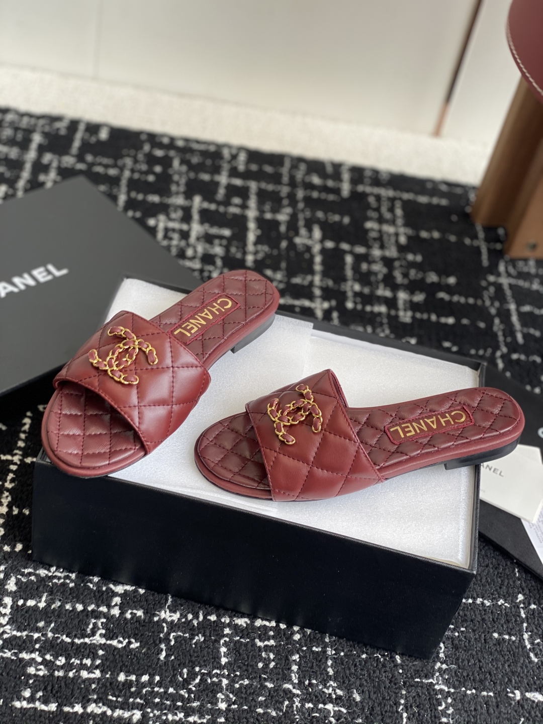 代购级
Chanel 小香 25ss 春夏新品度假 羊皮 懒人拖 

小香的一款全新设计 鞋面搭配双C五