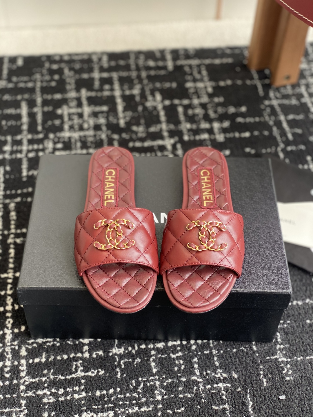 代购级
Chanel 小香 25ss 春夏新品度假 羊皮 懒人拖 

小香的一款全新设计 鞋面搭配双C五